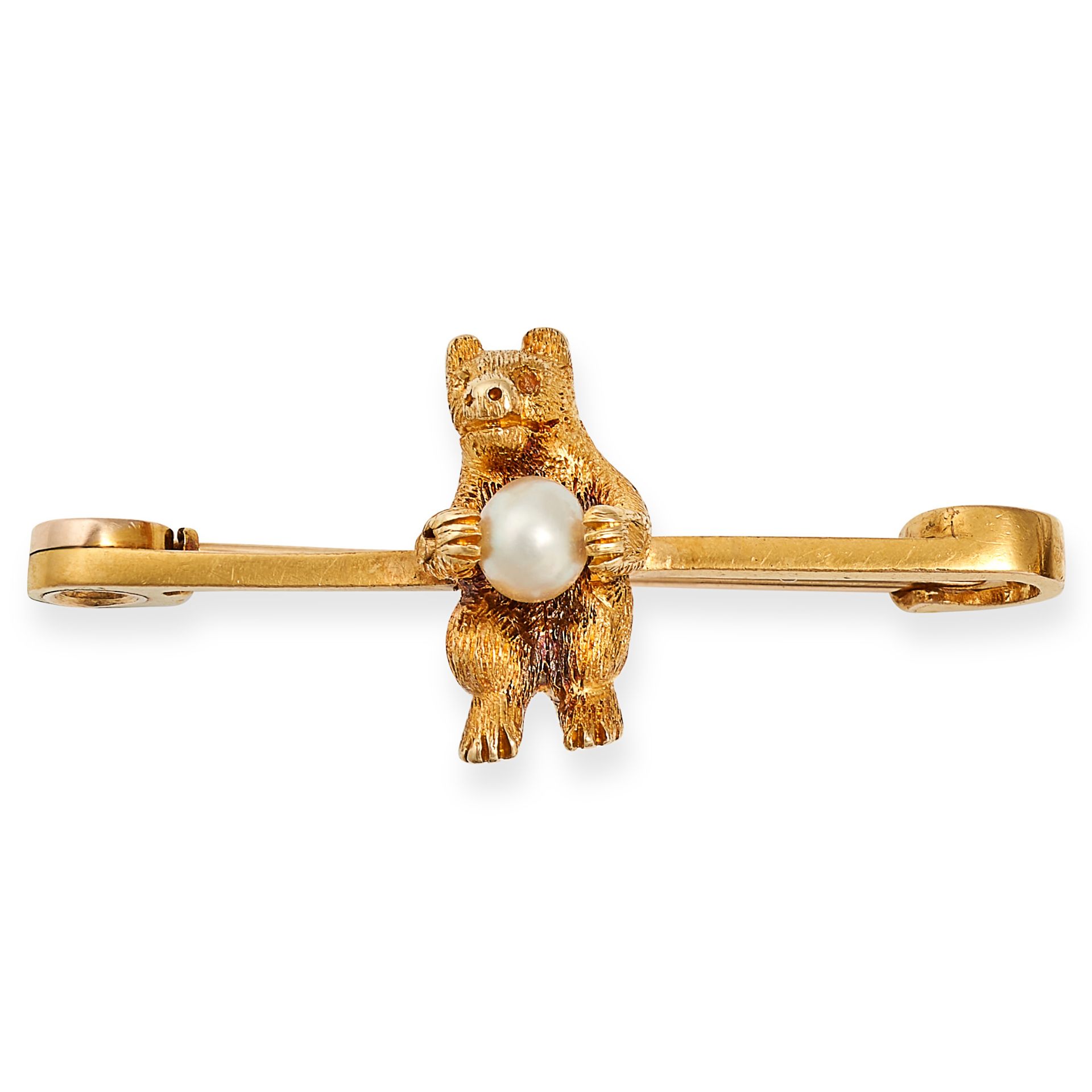 A PEARL BEAR BAR BROOCH in 15ct yellow gold, designed as a brown bear holding a pearl, stamped 15...