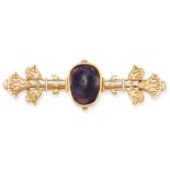 AN EGYPTIAN REVIVAL AMETHYST SCARAB BAR BROOCH in 18ct yellow gold, set with a carved amethyst sc...