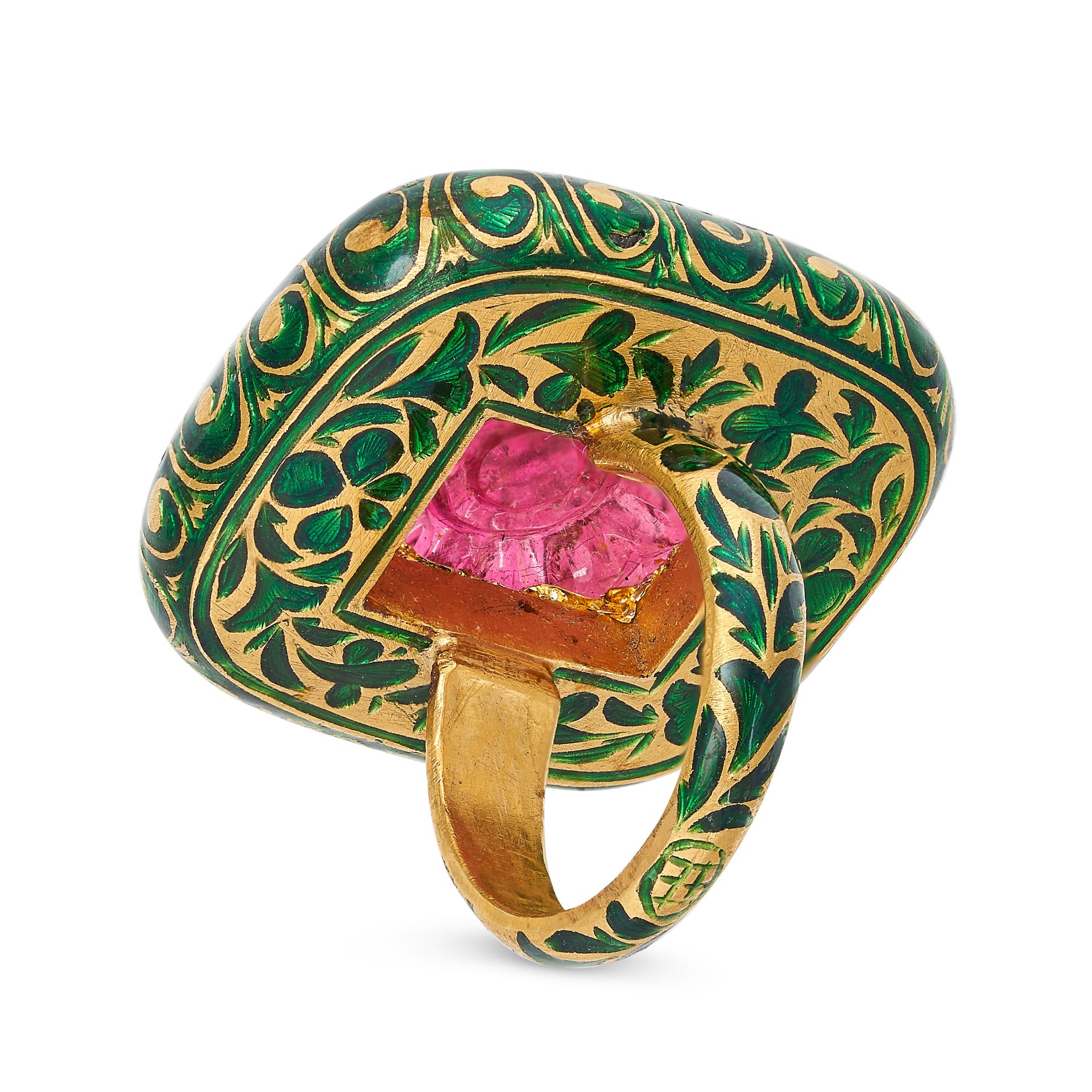 AN INDIAN PINK TOURMALINE AND ENAMEL RING in yellow gold, set with a Mughal carved pink tourmalin... - Bild 2 aus 2
