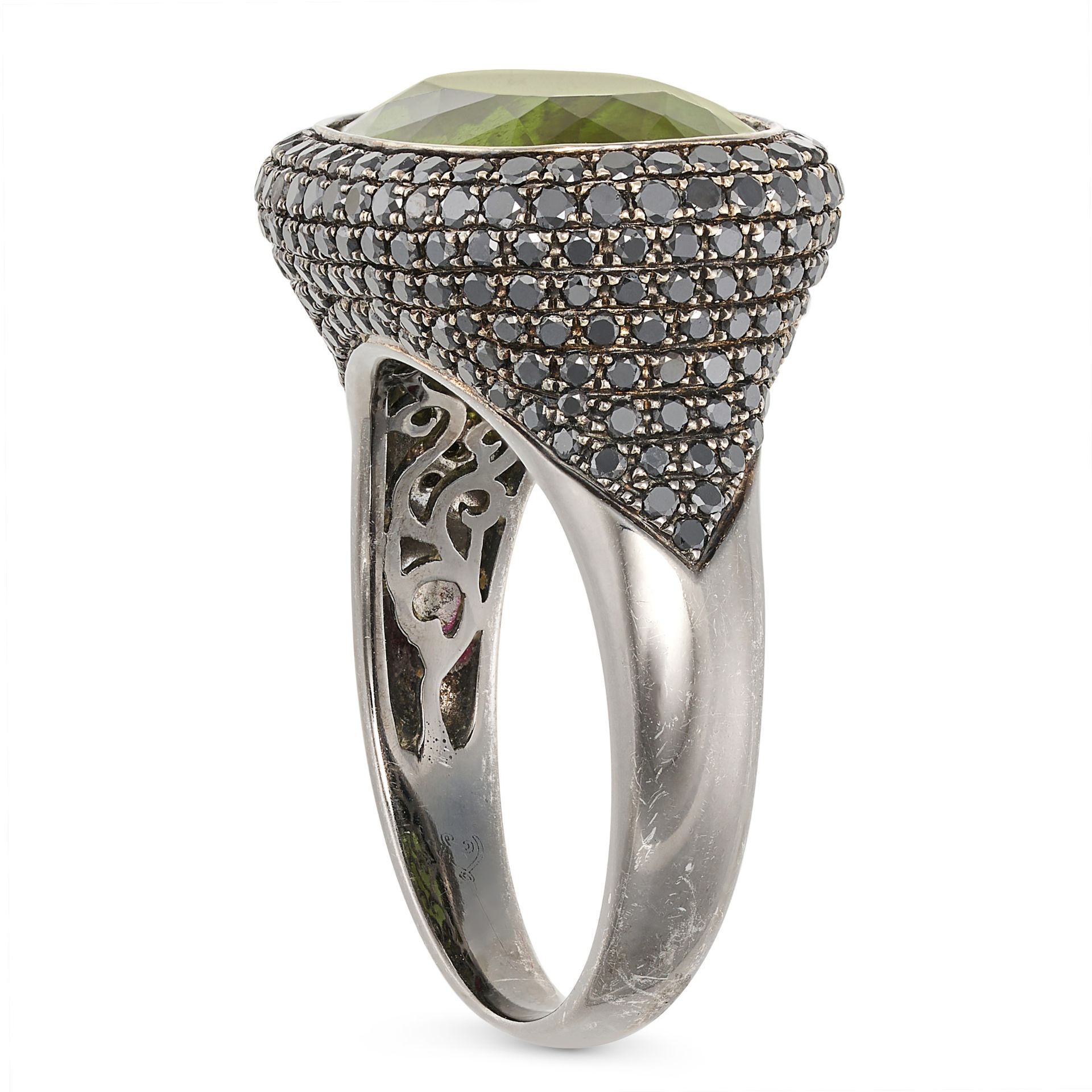 A PERIDOT AND BLACK DIAMOND COCKTAIL RING in 18ct blacked gold, set with an oval cut peridot of a... - Bild 2 aus 2