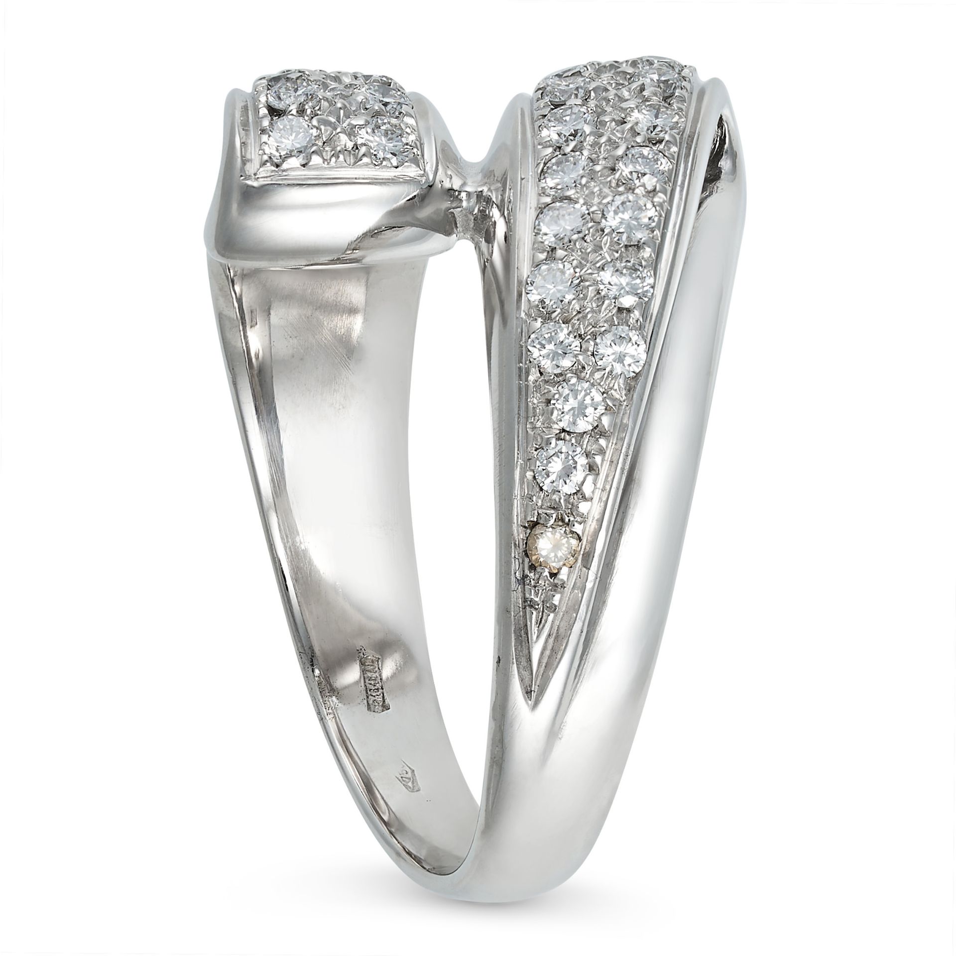 A DIAMOND DRESS RING in 18ct white gold, in a crossover design, set with round brilliant cut diam... - Bild 2 aus 2