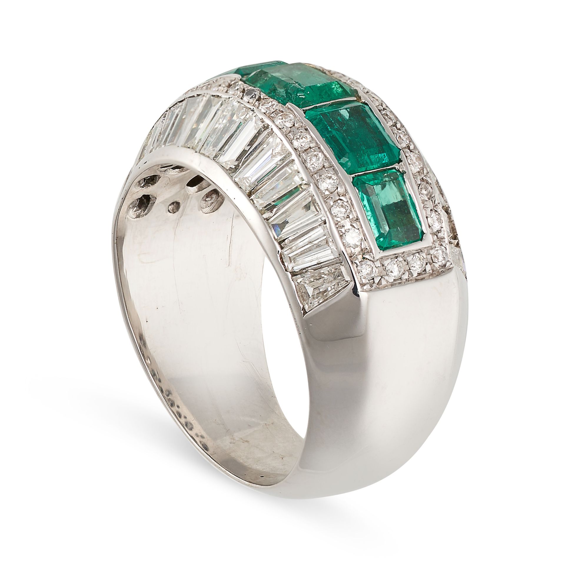 AN EMERALD AND DIAMOND BOMBE RING set with a central row of octagonal step cut emeralds, within a... - Bild 2 aus 2