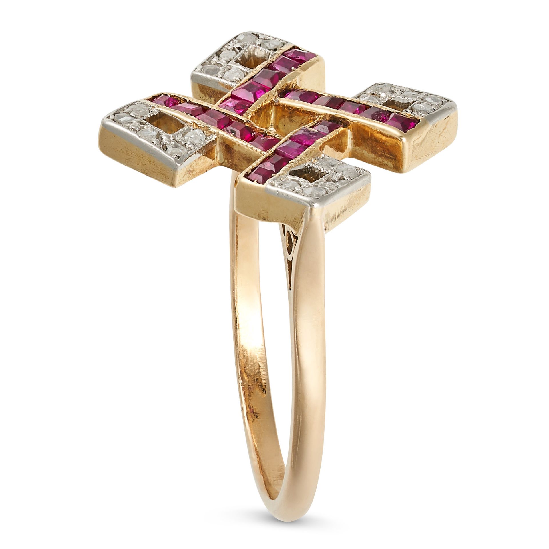AN ART DECO RUBY AND DIAMOND DRESS RING in yellow gold and platinum, the geometric face set with ... - Bild 2 aus 2