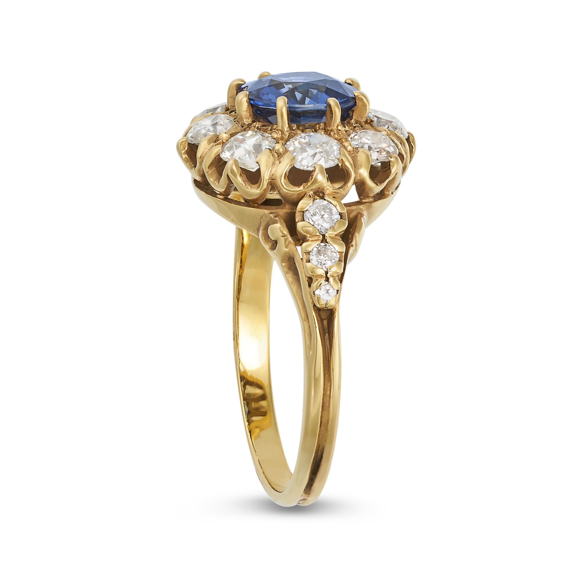 A SAPPHIRE AND DIAMOND CLUSTER RING in 18ct yellow gold, set with an oval cut sapphire of approxi... - Bild 2 aus 2