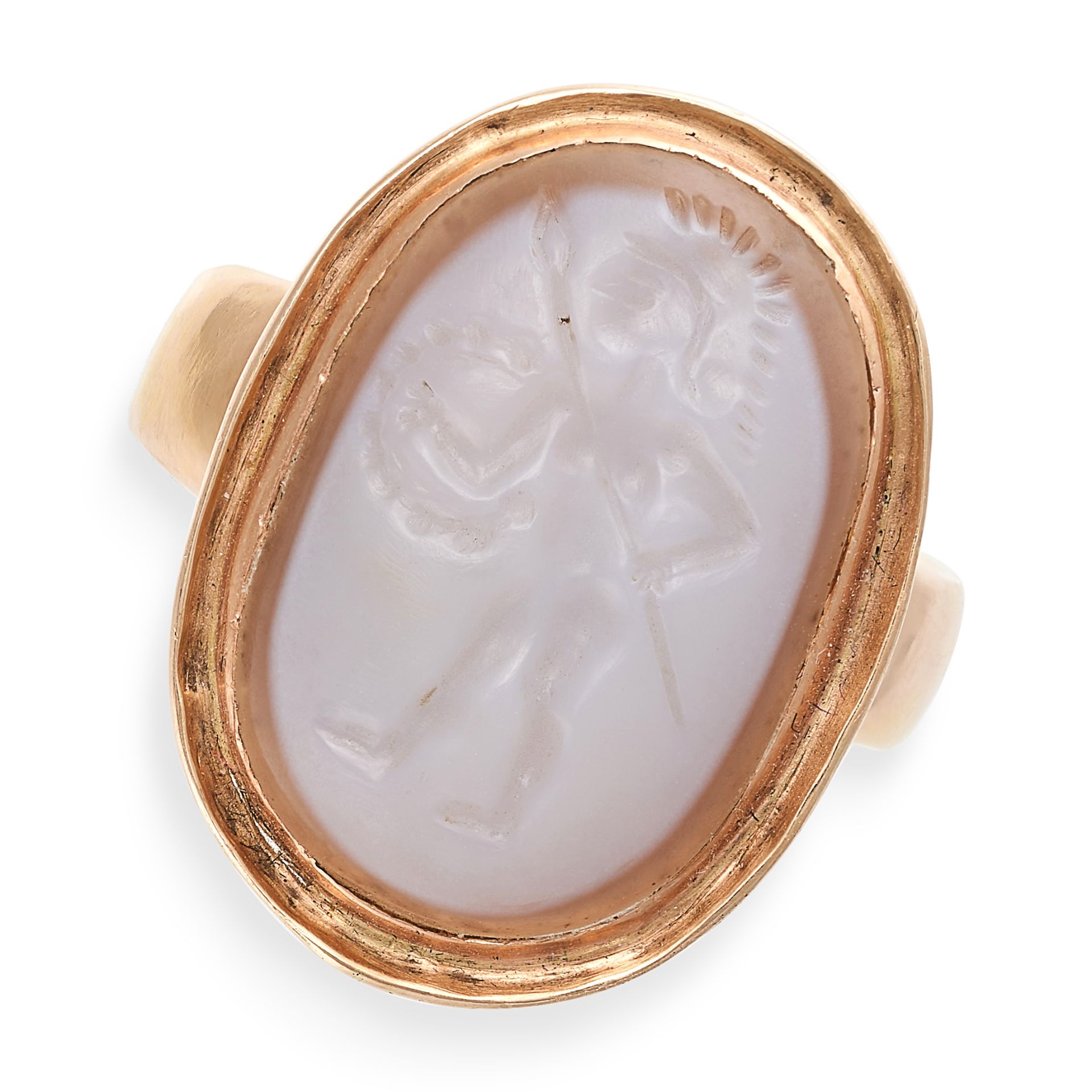 AN AGATE INTAGLIO RING in yellow gold, set with an oval agate intaglio carved to depict a classic...