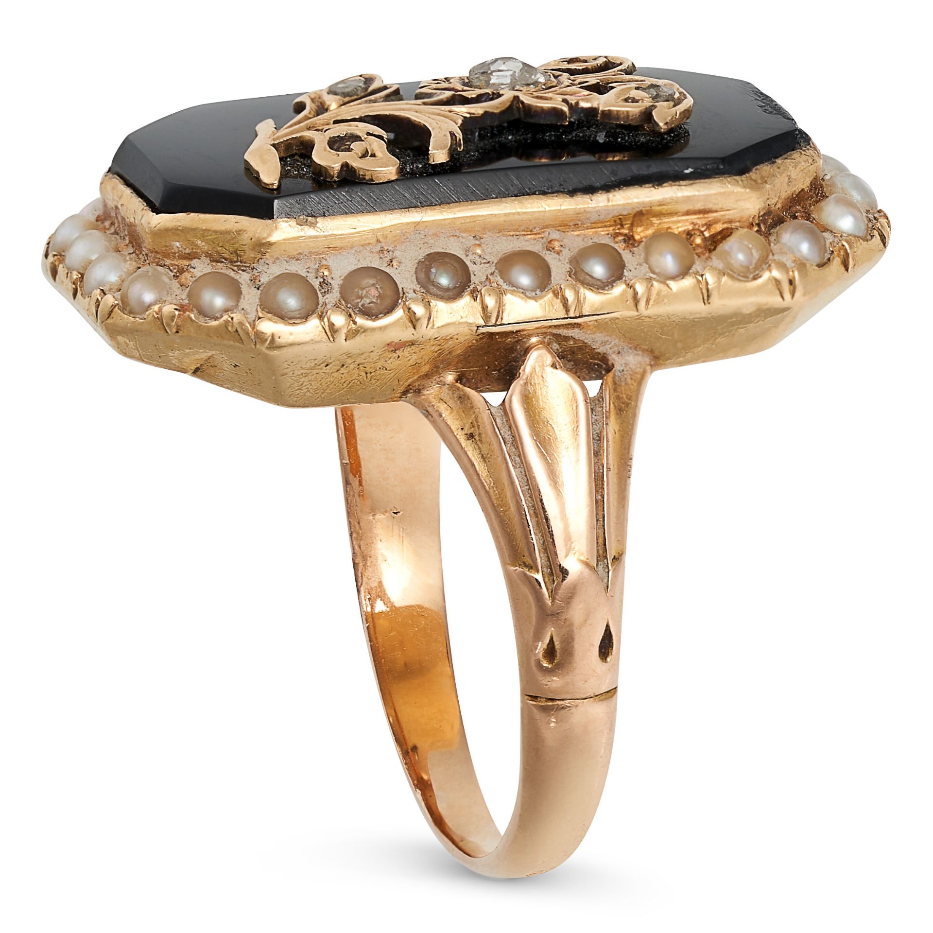 AN ANTIQUE ONYX AND PEARL RING in yellow gold, set with an octagonal piece of onyx with an applie... - Bild 2 aus 2