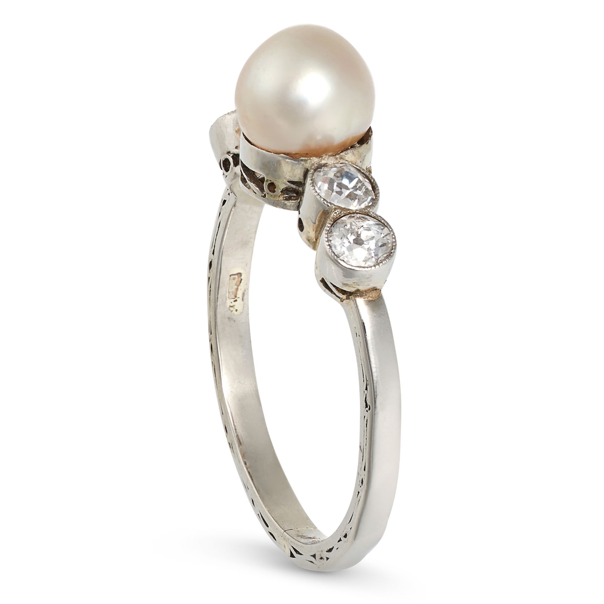 A PEARL AND DIAMOND RING set with a pearl of 6.9mm between pairs of old cut diamonds, no assay ma... - Bild 2 aus 2