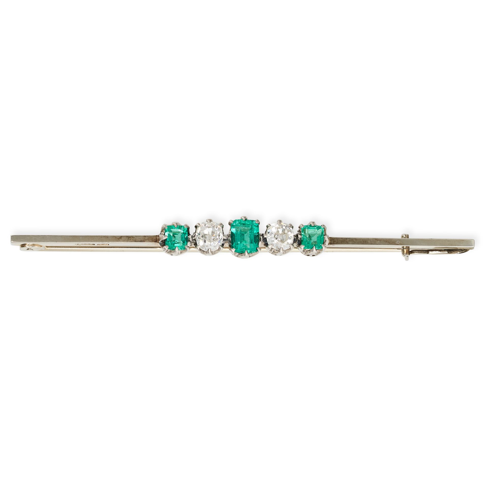 A VINTAGE EMERALD AND DIAMOND BAR BROOCH in 18ct white gold and platinum, set with alternating sq...