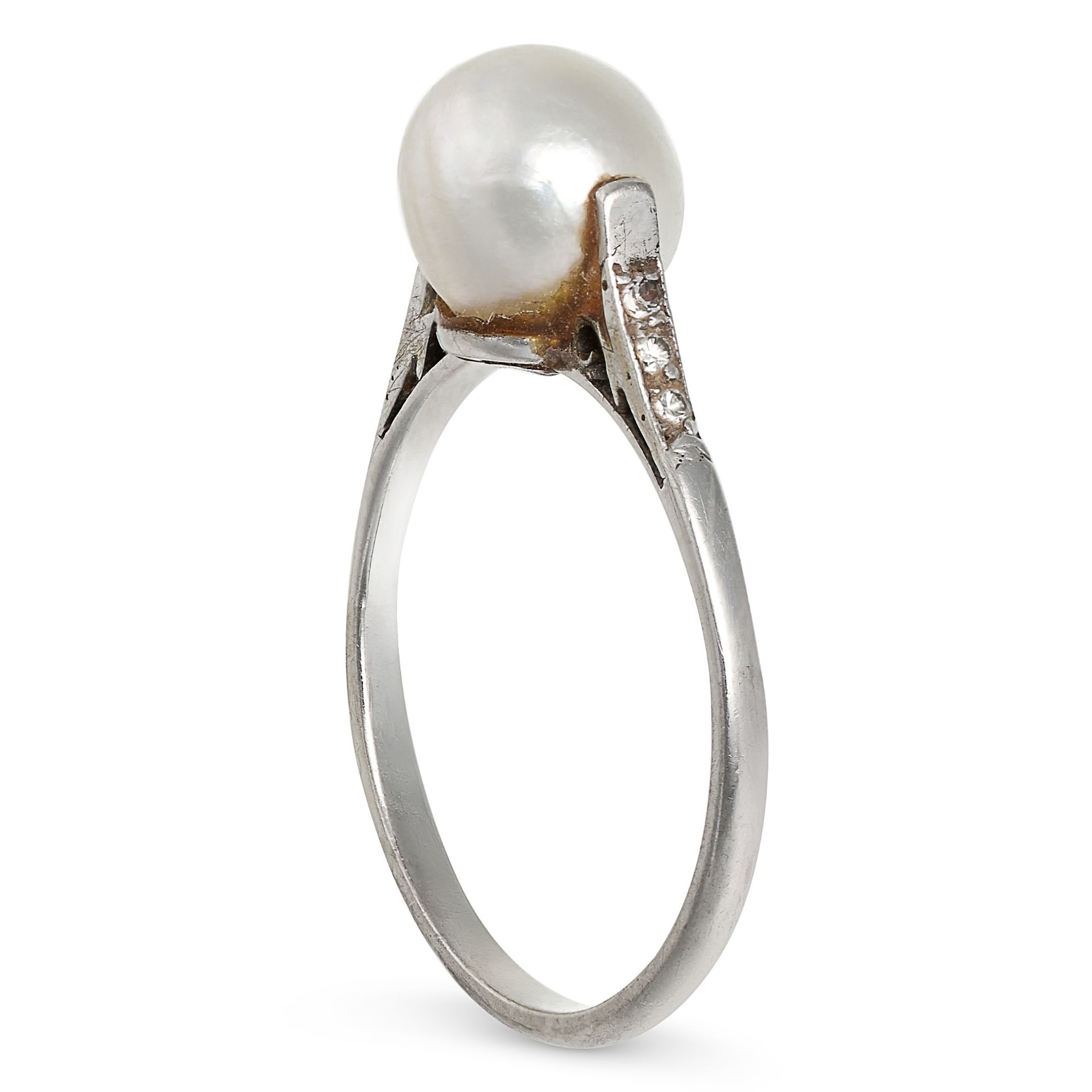 A PEARL AND DIAMOND RING in 18ct white gold, set with a pearl of 7.7mm, the shoulders accented by... - Bild 2 aus 2