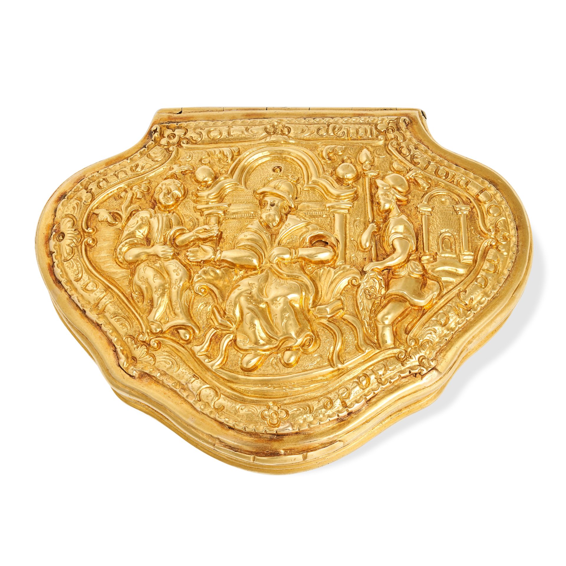 ANTIQUE GOLD REGIMENTAL SNUFF BOX, CIRCA 1750 in 18ct yellow gold, the lid is set with a scene of...