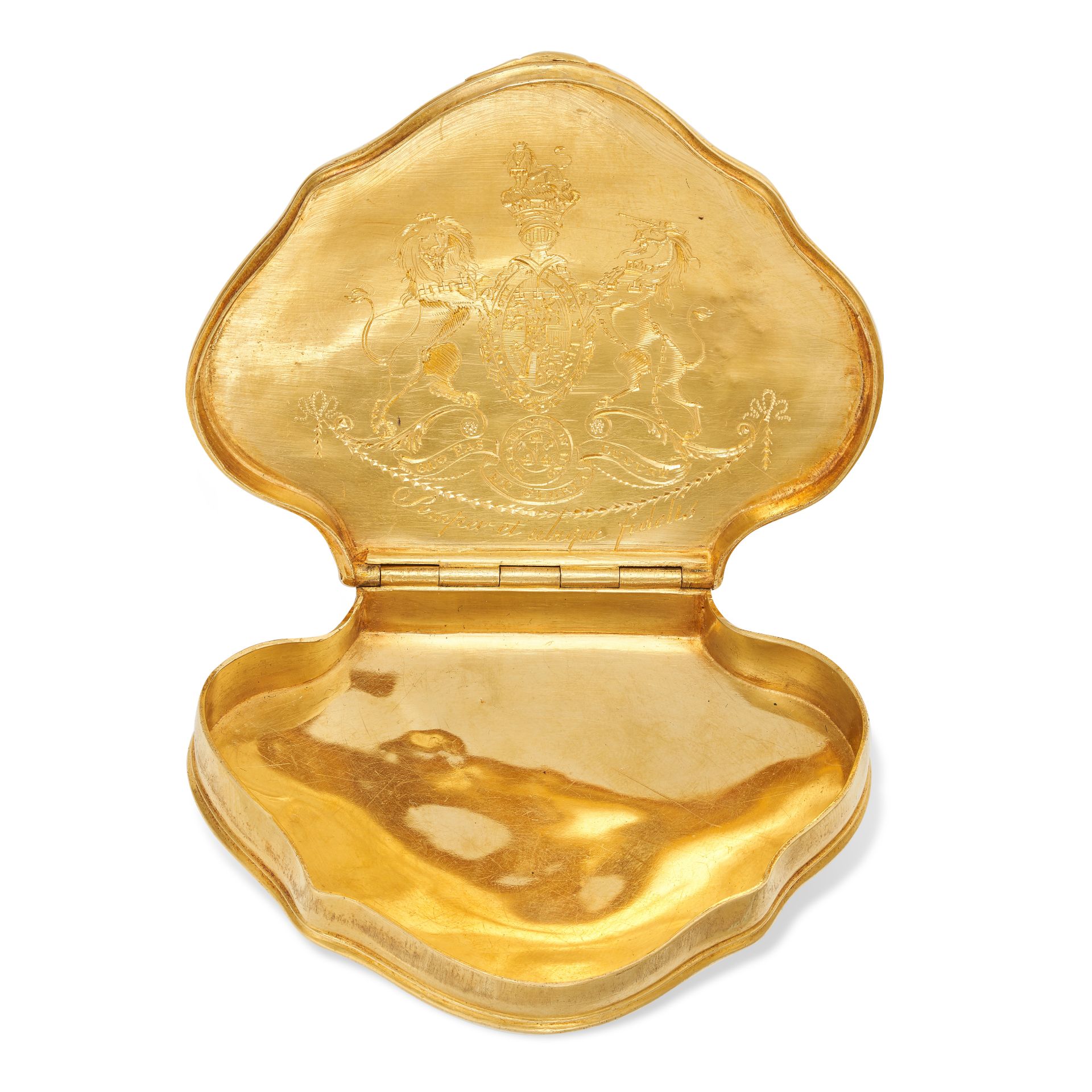ANTIQUE GOLD REGIMENTAL SNUFF BOX, CIRCA 1750 in 18ct yellow gold, the lid is set with a scene of... - Bild 2 aus 2