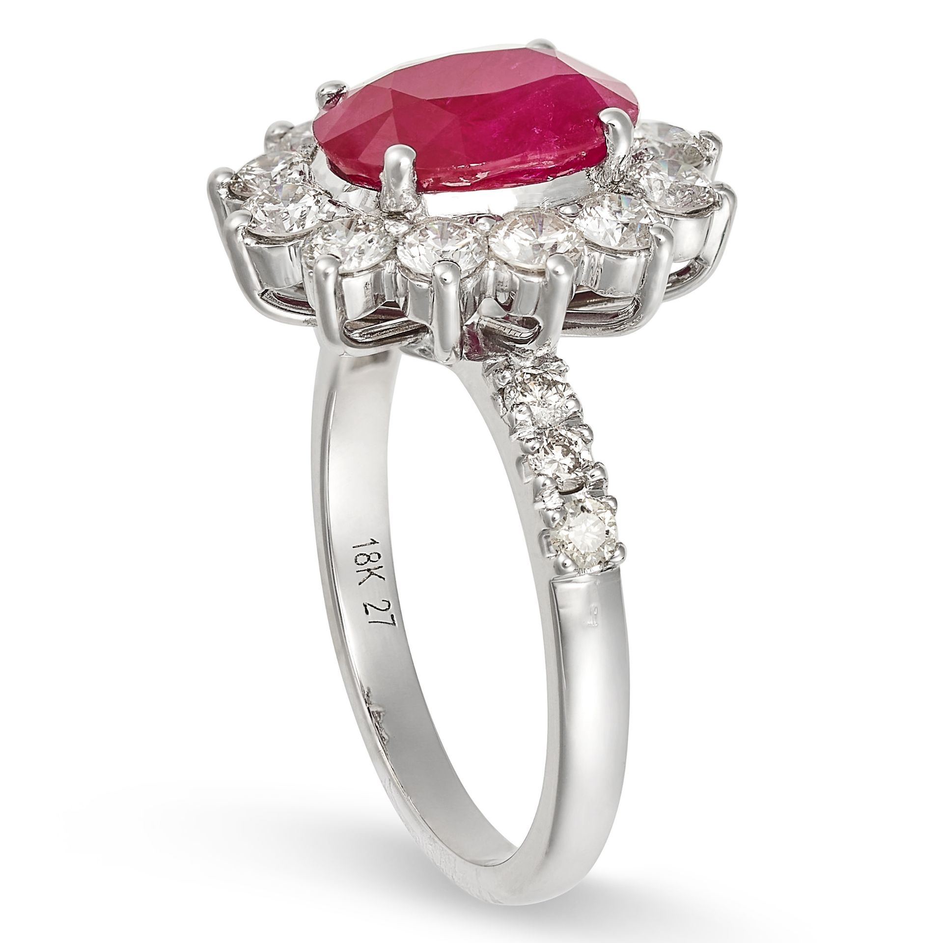 A RUBY AND DIAMOND CLUSTER RING in white gold, set with an oval cut ruby of 3.08 carats in a clus... - Bild 2 aus 2