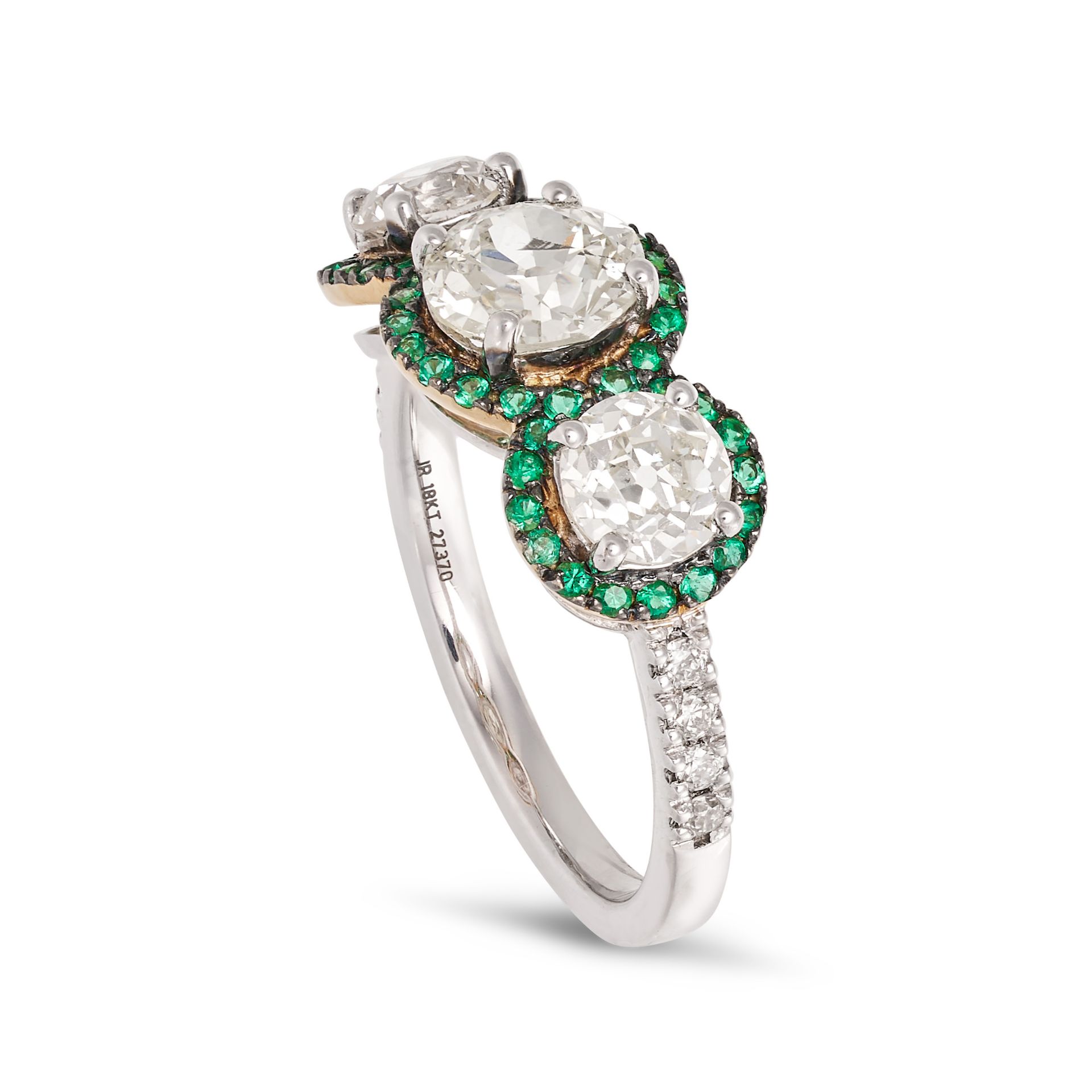 A DIAMOND AND EMERALD DRESS RING in 18ct white gold, set with three old European cut diamonds in ... - Bild 2 aus 2