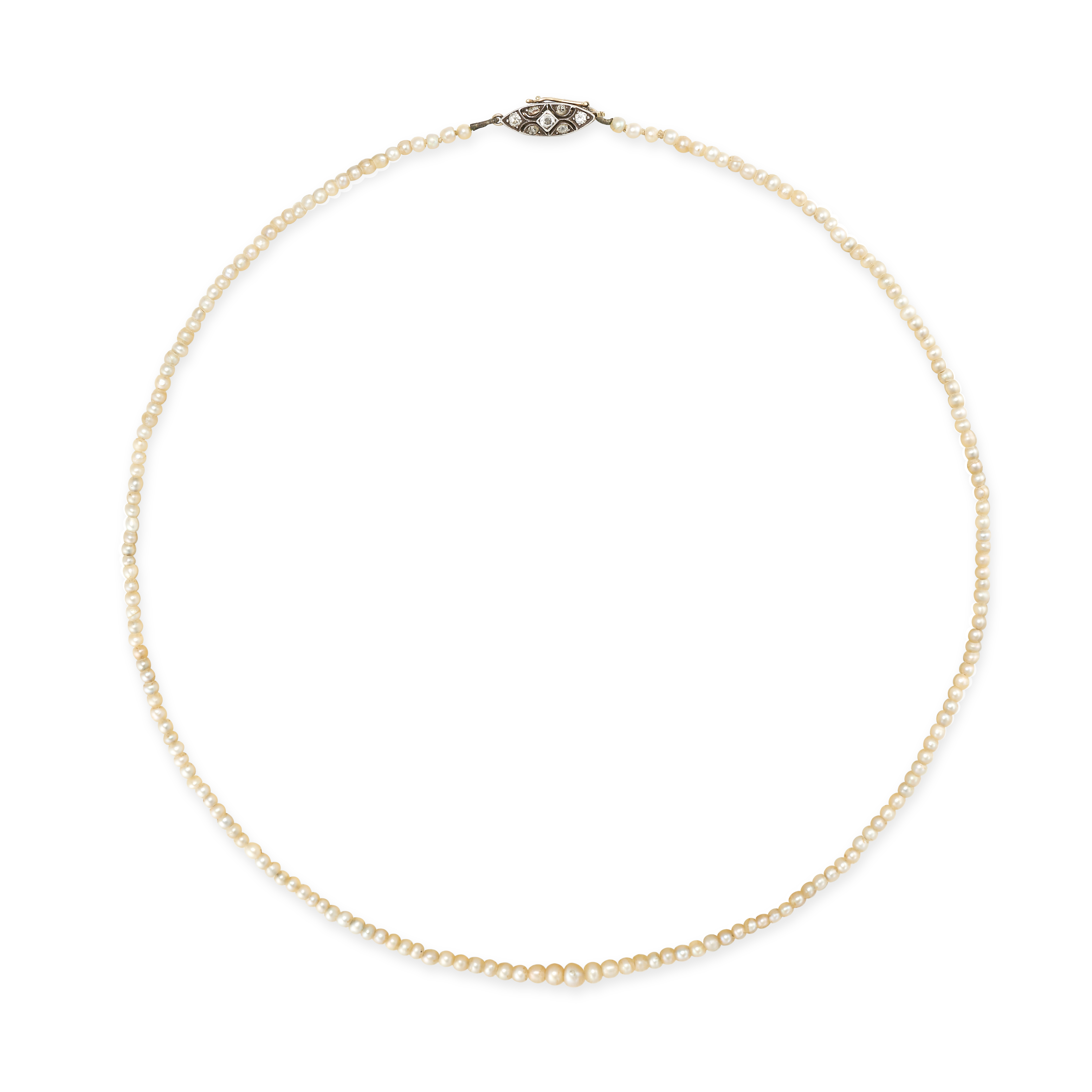 AN ANTIQUE NATURAL SALTWATER PEARL AND DIAMOND NECKLACE in 14ct yellow gold, comprising a graduat...