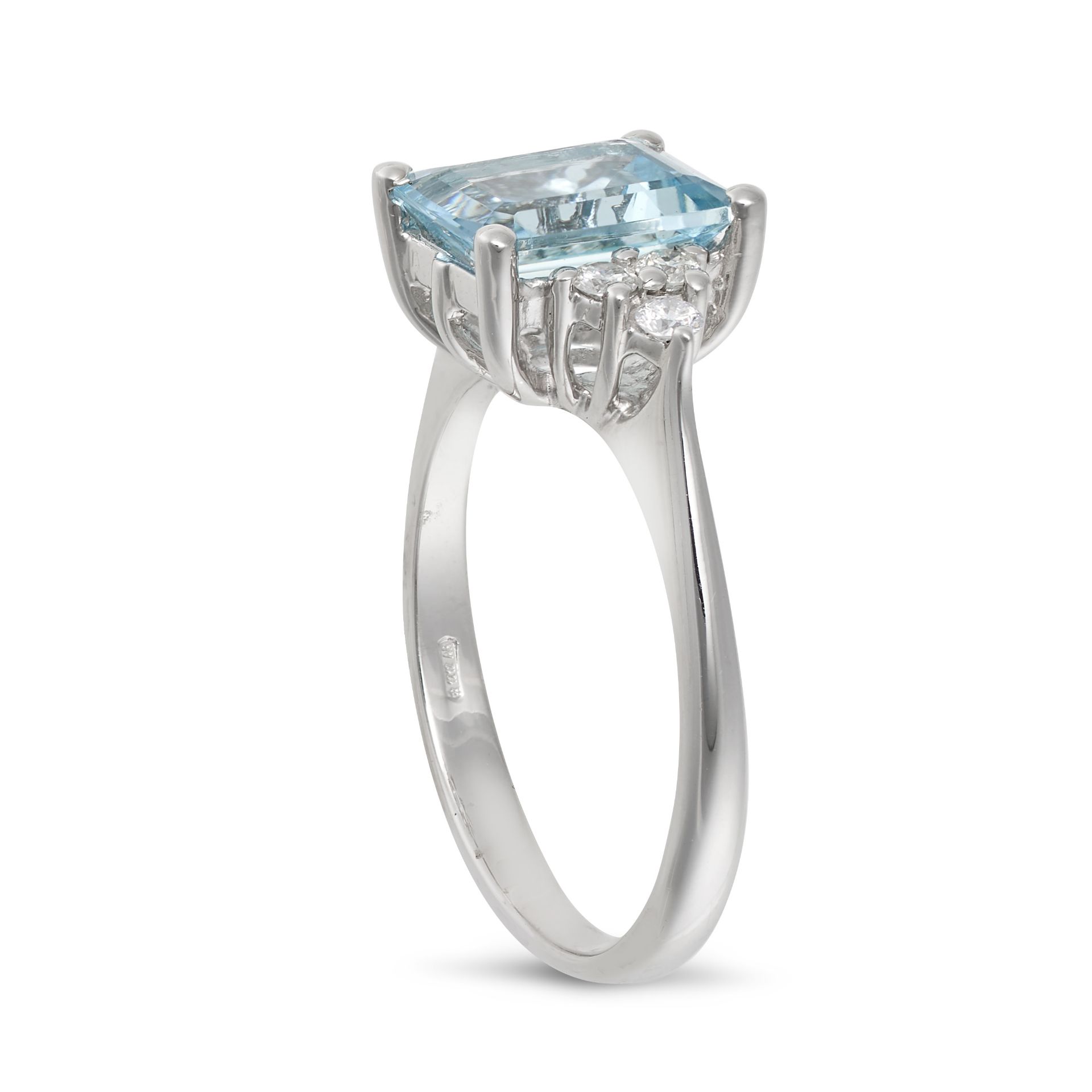 AN AQUAMARINE AND DIAMOND RING in 18ct white gold, set with an octagonal step cut aquamarine of 1... - Bild 2 aus 2