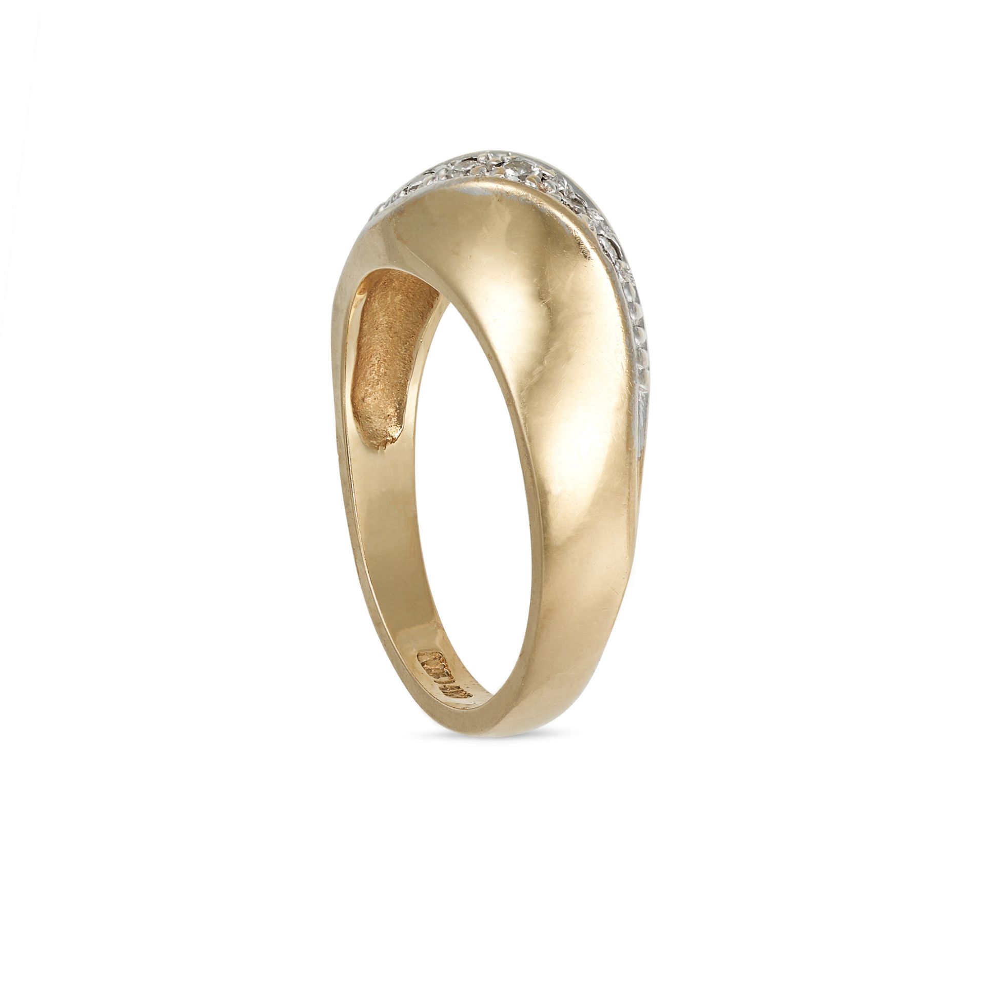 A DIAMOND RING in 14ct yellow gold, set with a row of round brilliant cut diamonds, stamped 14K, ... - Bild 2 aus 2