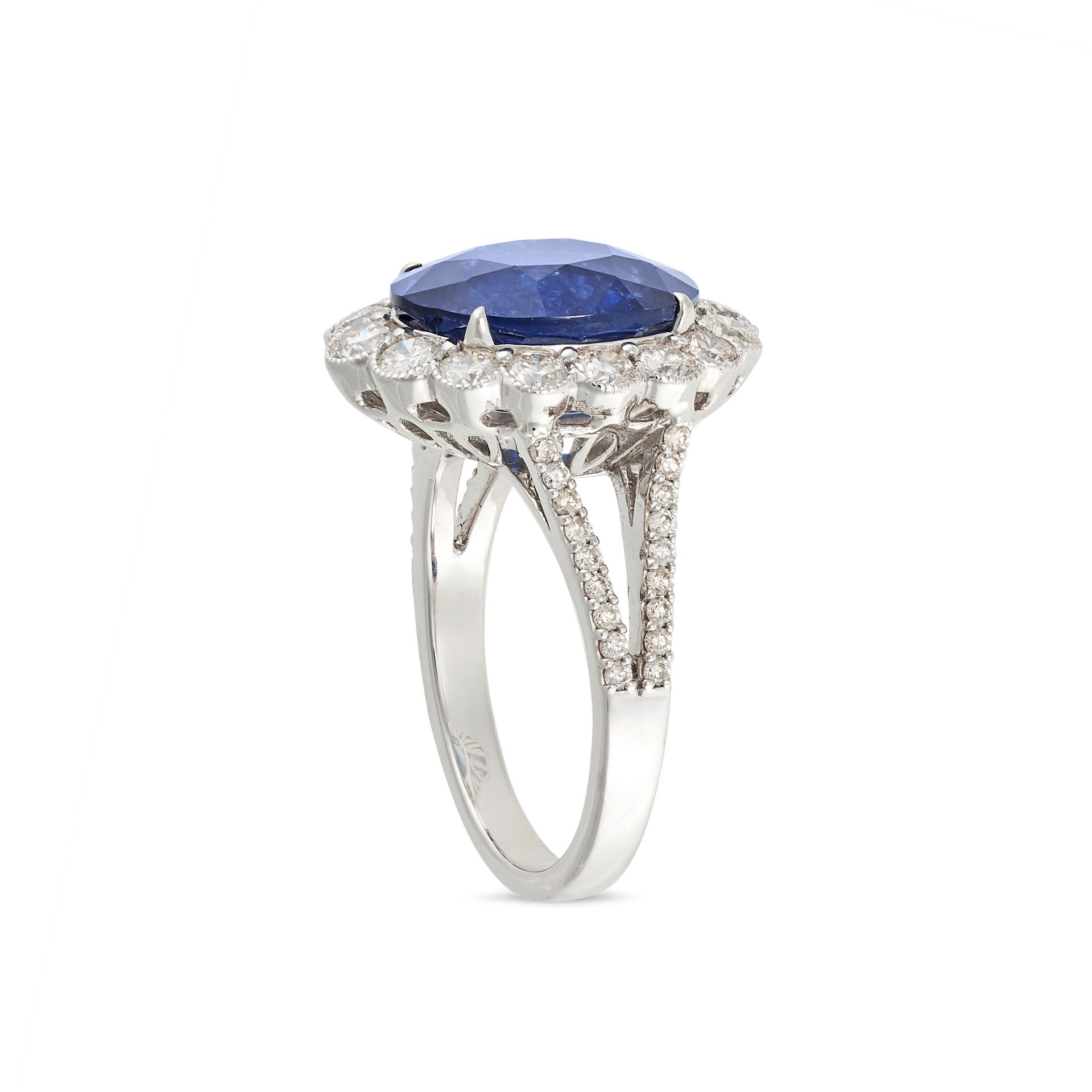 A SAPPHIRE AND DIAMOND CLUSTER RING in 18ct white gold, set with an oval cut sapphire of 7.02 car... - Bild 2 aus 2