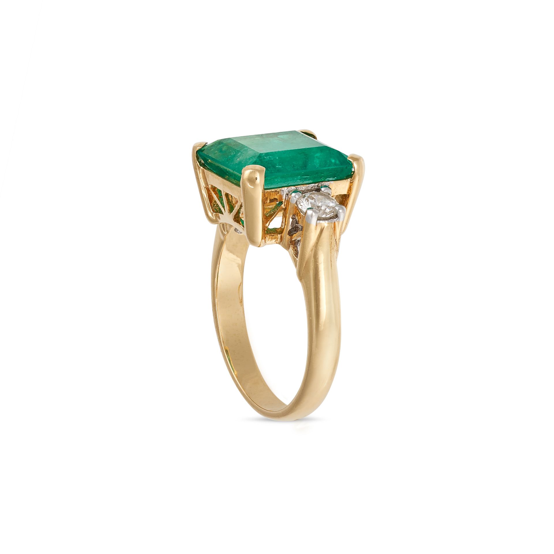 AN EMERALD AND DIAMOND THREE STONE RING in 18ct yellow gold, set with an octagonal step cut emera... - Bild 2 aus 2