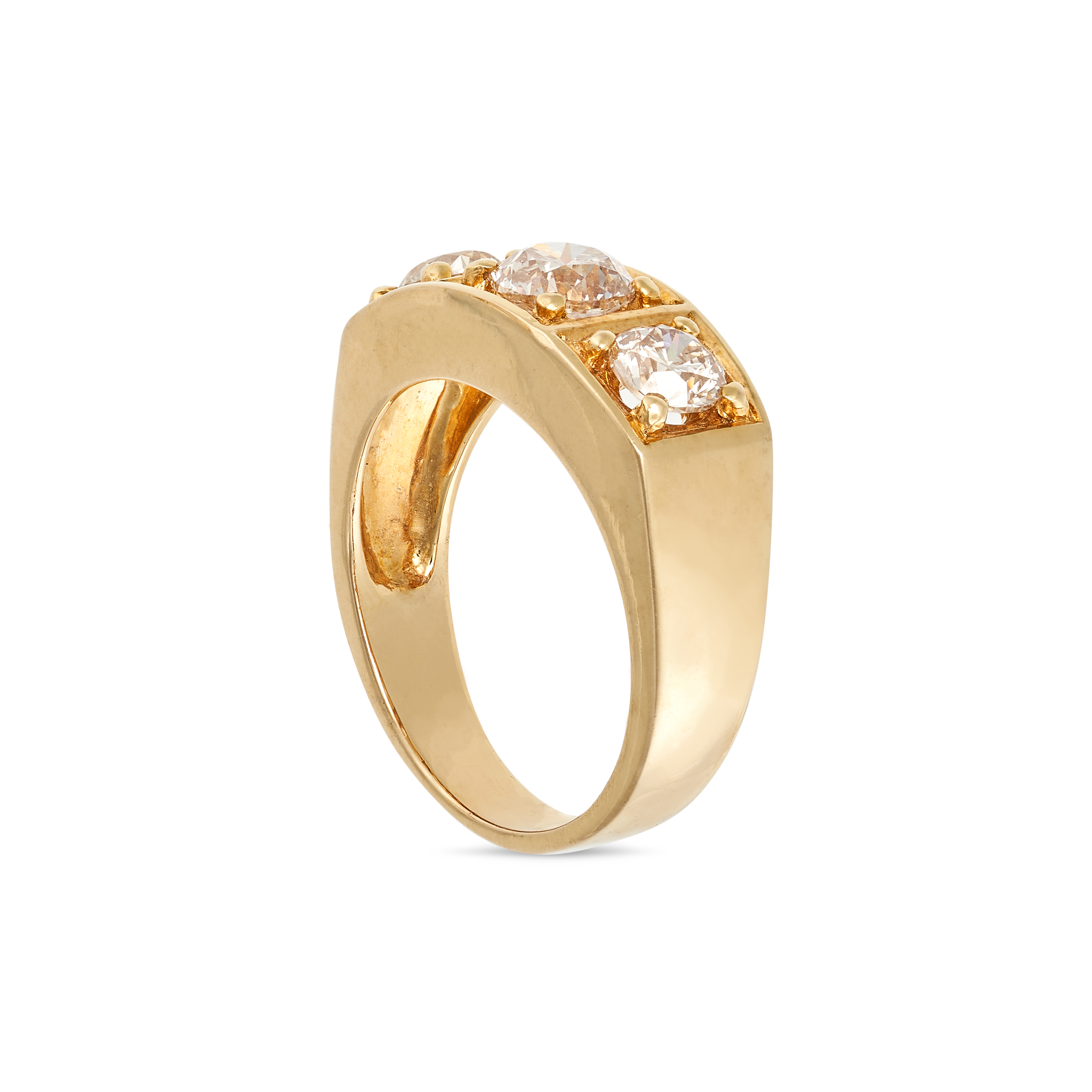 A DIAMOND THREE STONE RING in 9ct yellow gold, set with three round brilliant cut diamonds all to... - Image 2 of 2