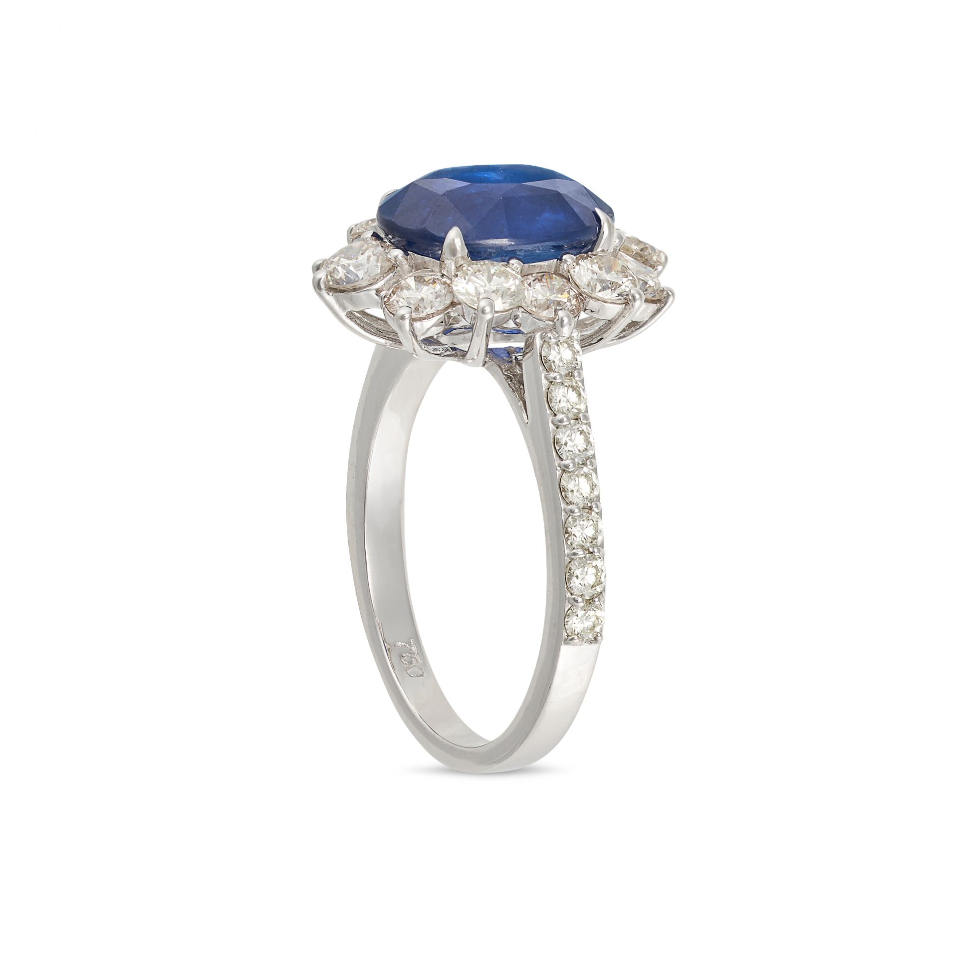 A SAPPHIRE AND DIAMOND CLUSTER RING in 18ct white gold, set with an oval cut sapphire of 4.19 car... - Bild 2 aus 2