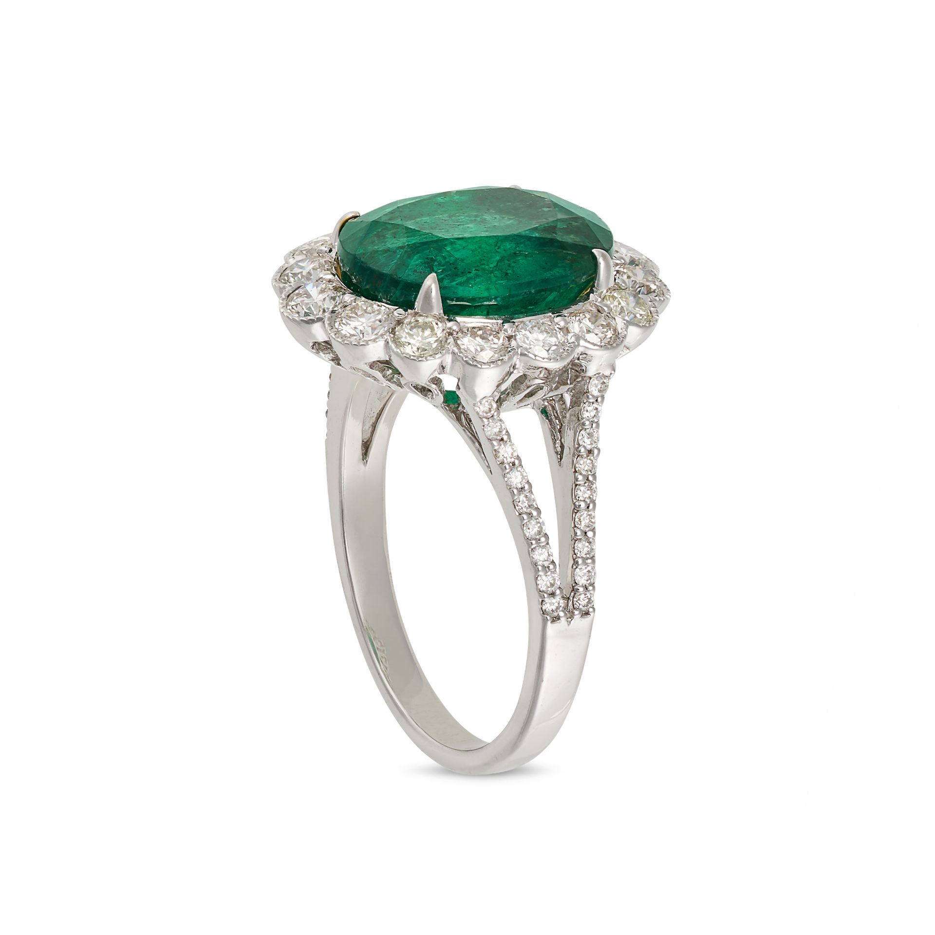 AN EMERALD AND DIAMOND CLUSTER RING in 18ct white gold, set with an oval cut emerald of 5.05 cara... - Bild 2 aus 2