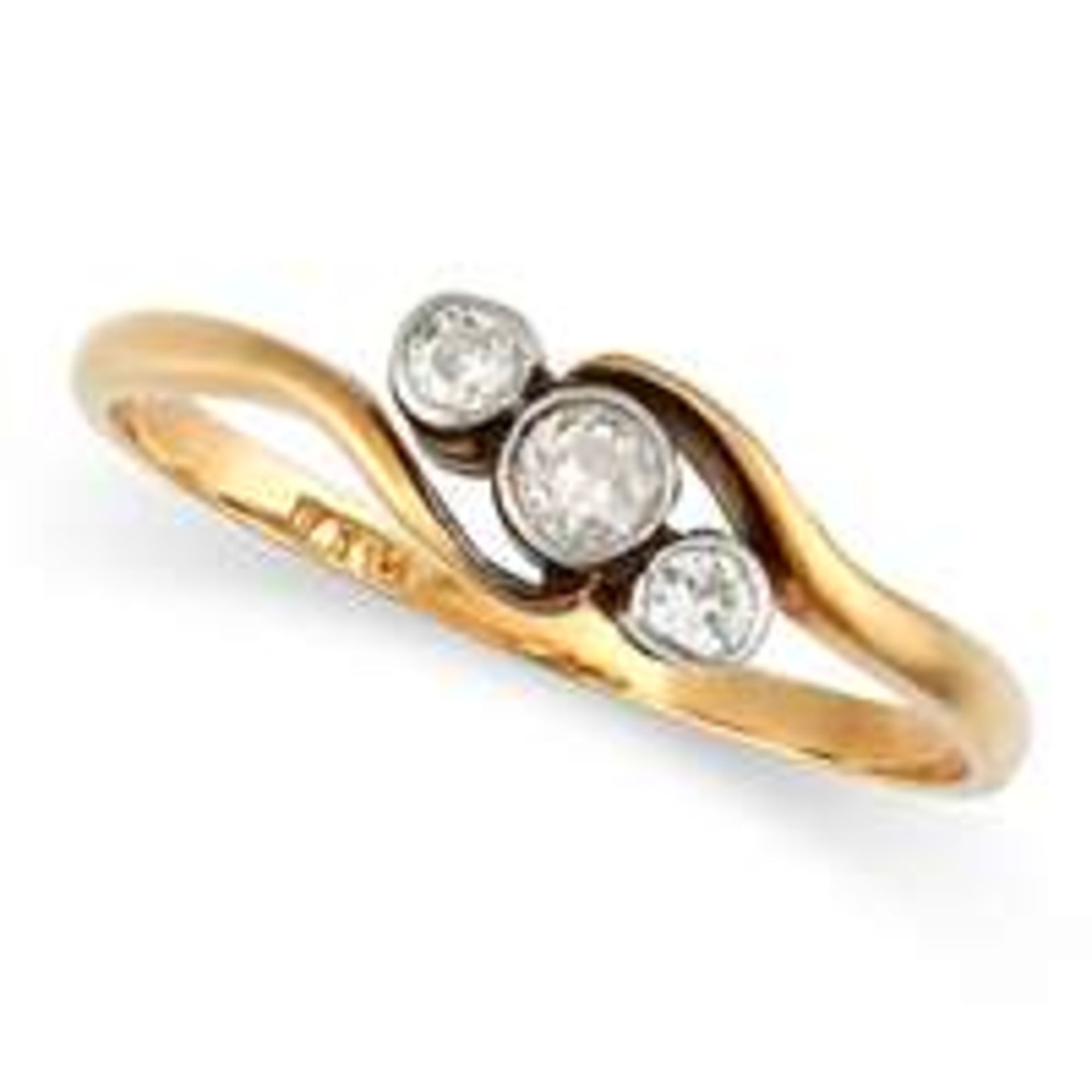 NO RESERVE - A DIAMOND THREE STONE RING in yellow gold, set with three old cut diamonds, no assay...