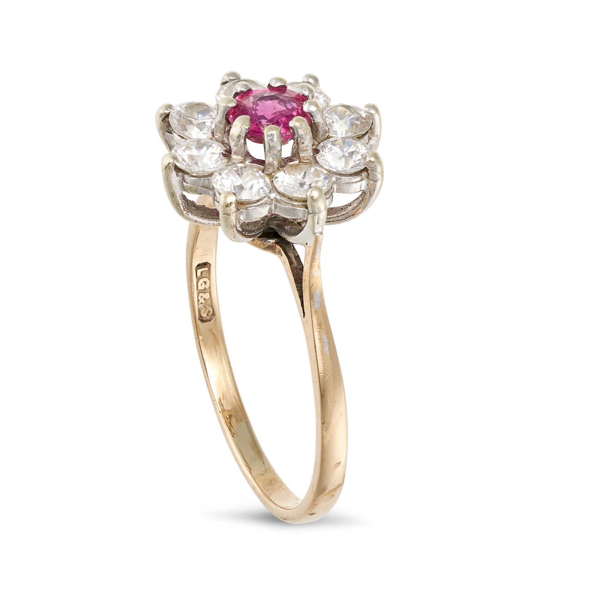A RUBY AND CUBIC ZIRCONIA CLUSTER RING in 9ct yellow gold, set with a round cut ruby in a cluster... - Bild 2 aus 2