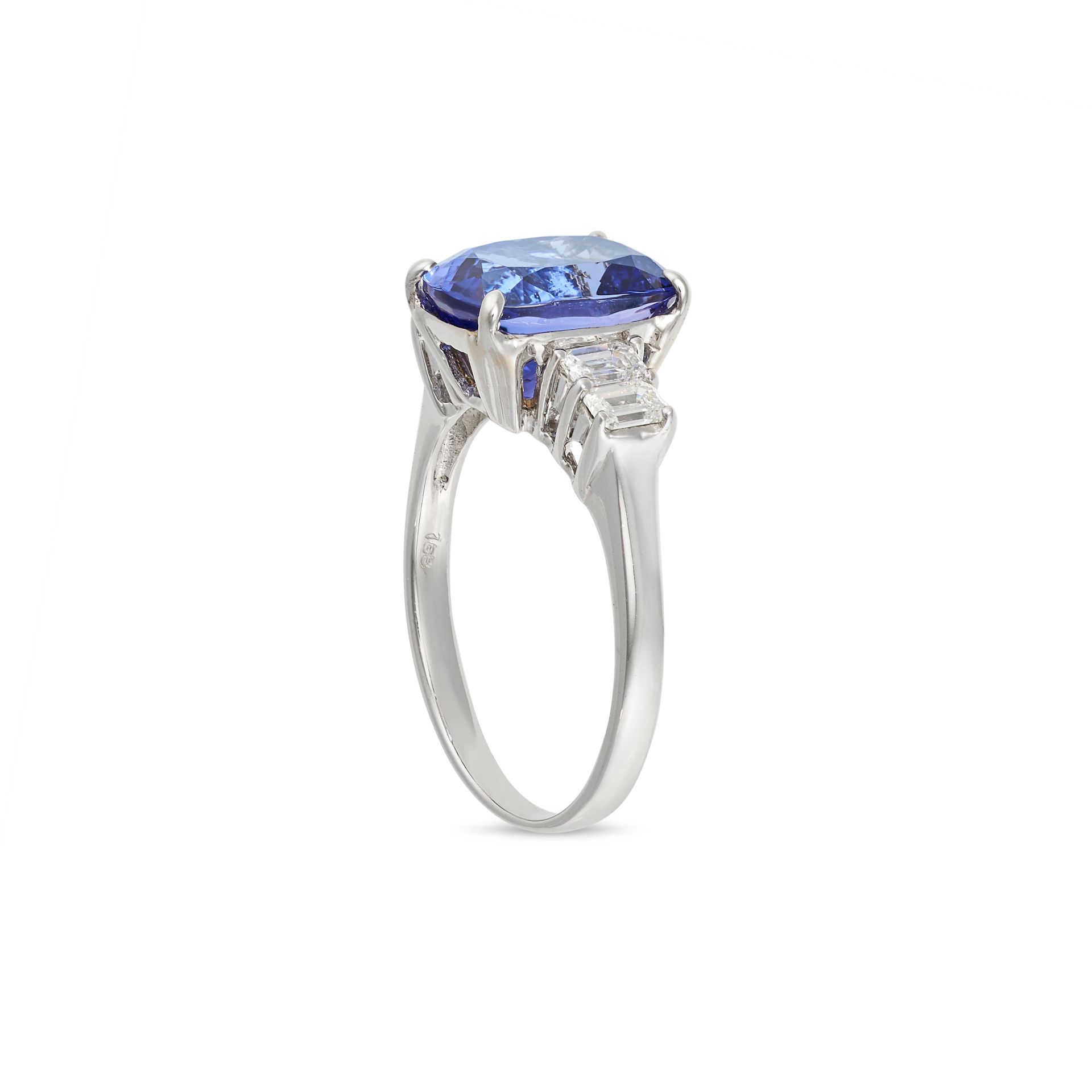 A TANZANITE AND DIAMOND RING in 18ct white gold, set with a cushion cut tanzanite of 3.89 carats,... - Bild 2 aus 2