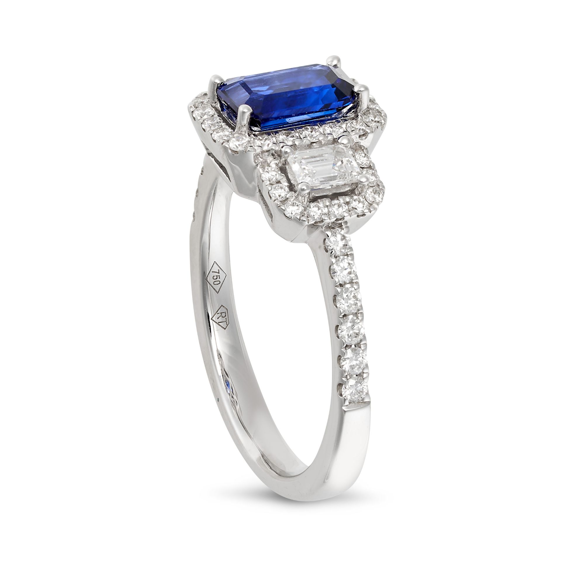 A SAPPHIRE AND DIAMOND RING in 18ct white gold, set with an octagonal step cut sapphire of 0.95 c... - Bild 2 aus 2