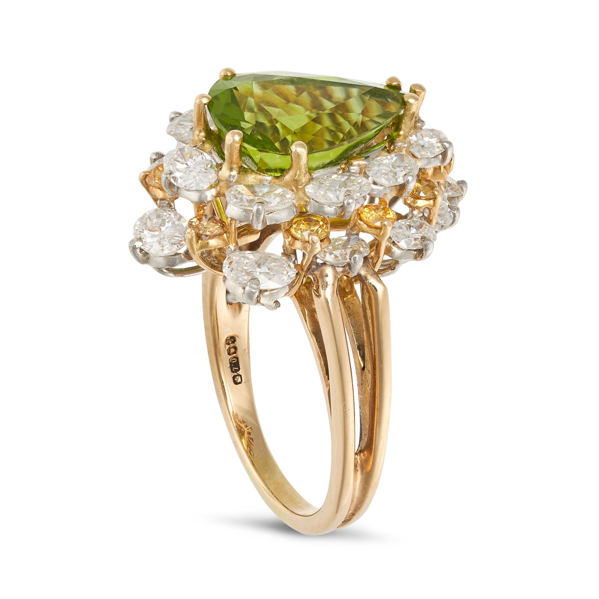 A PERIDOT AND DIAMOND CLUSTER RING in 18ct yellow gold, set with a pear cut peridot of approximat... - Bild 2 aus 2