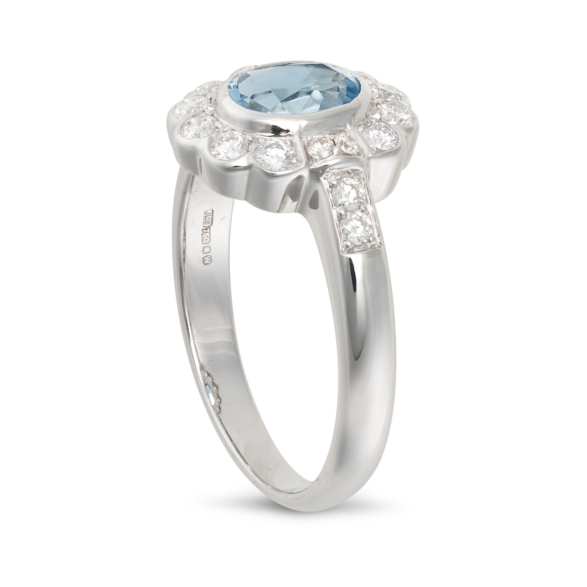 AN AQUAMARINE AND DIAMOND CLUSTER RING in 18ct white gold, set with an oval cut aquamarine of 0.9... - Bild 2 aus 2