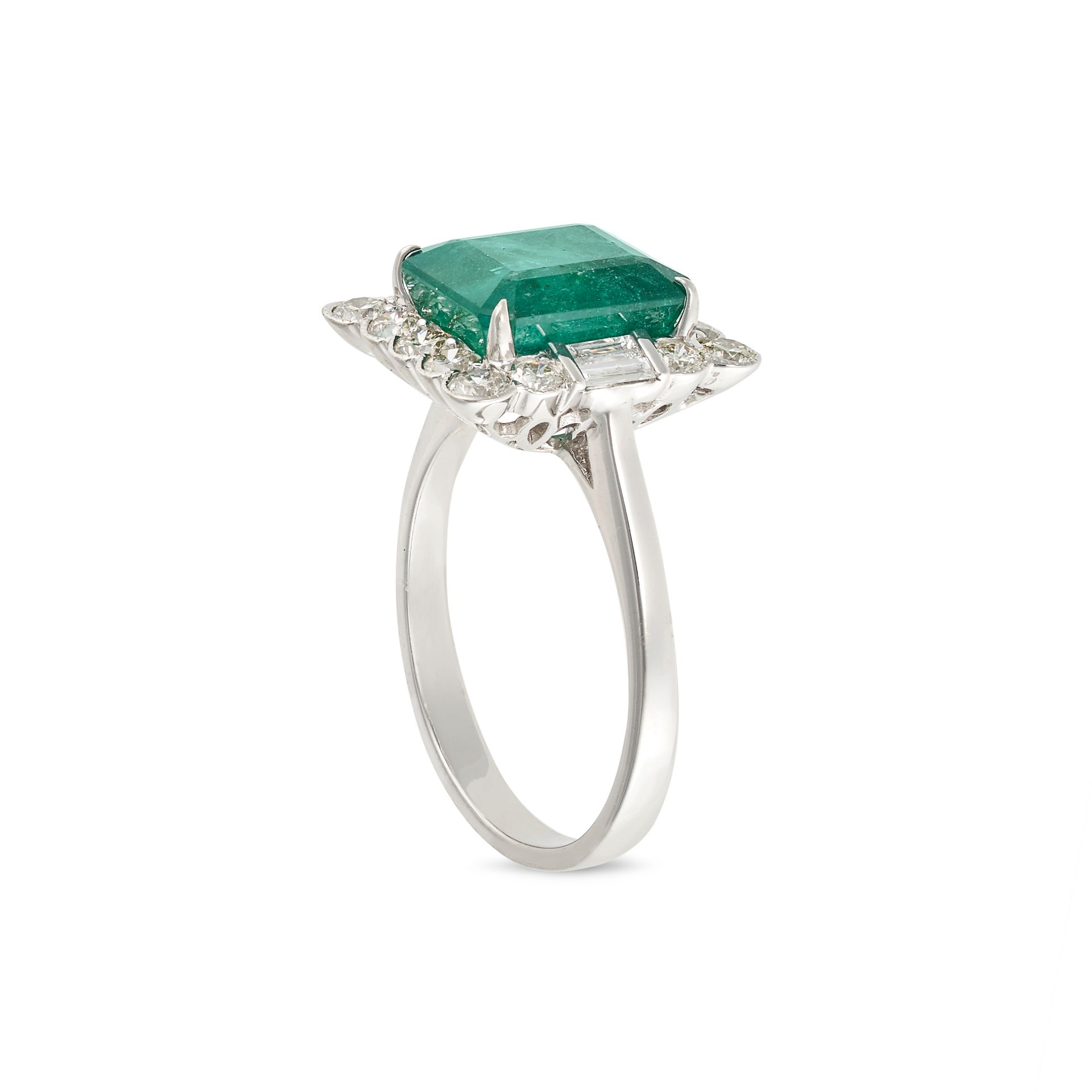 AN EMERALD AND DIAMOND CLUSTER RING in 18ct white gold, set with an octagonal step cut emerald of... - Bild 2 aus 2