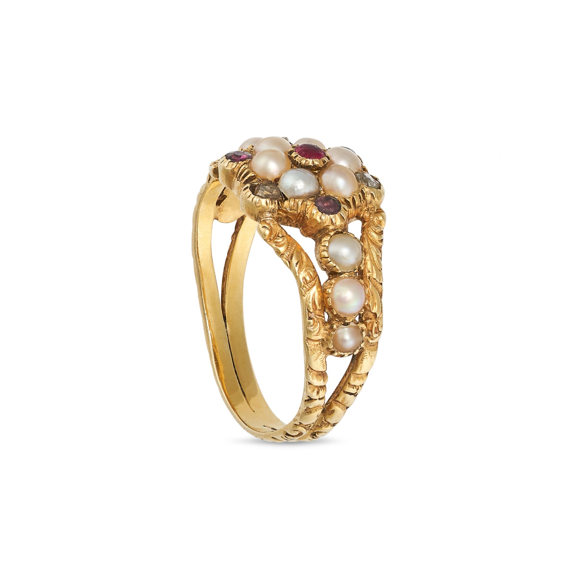 NO RESERVE - AN ANTIQUE GEORGIAN PEARL, RUBY, DIAMOND AND GARNET RING in yellow gold, set with a ... - Bild 2 aus 2
