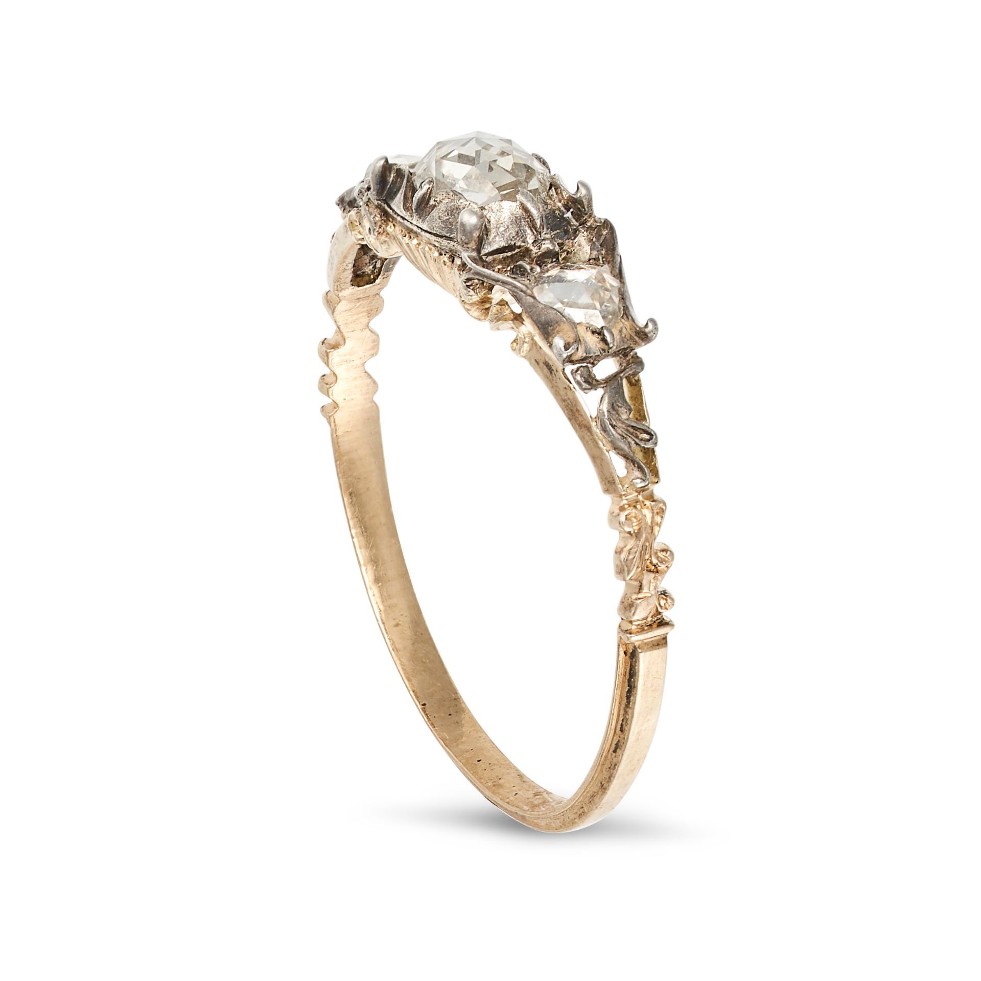 AN ANTIQUE GEORGIAN DIAMOND THREE STONE RING in yellow gold and silver, set to the centre with a ... - Image 2 of 2