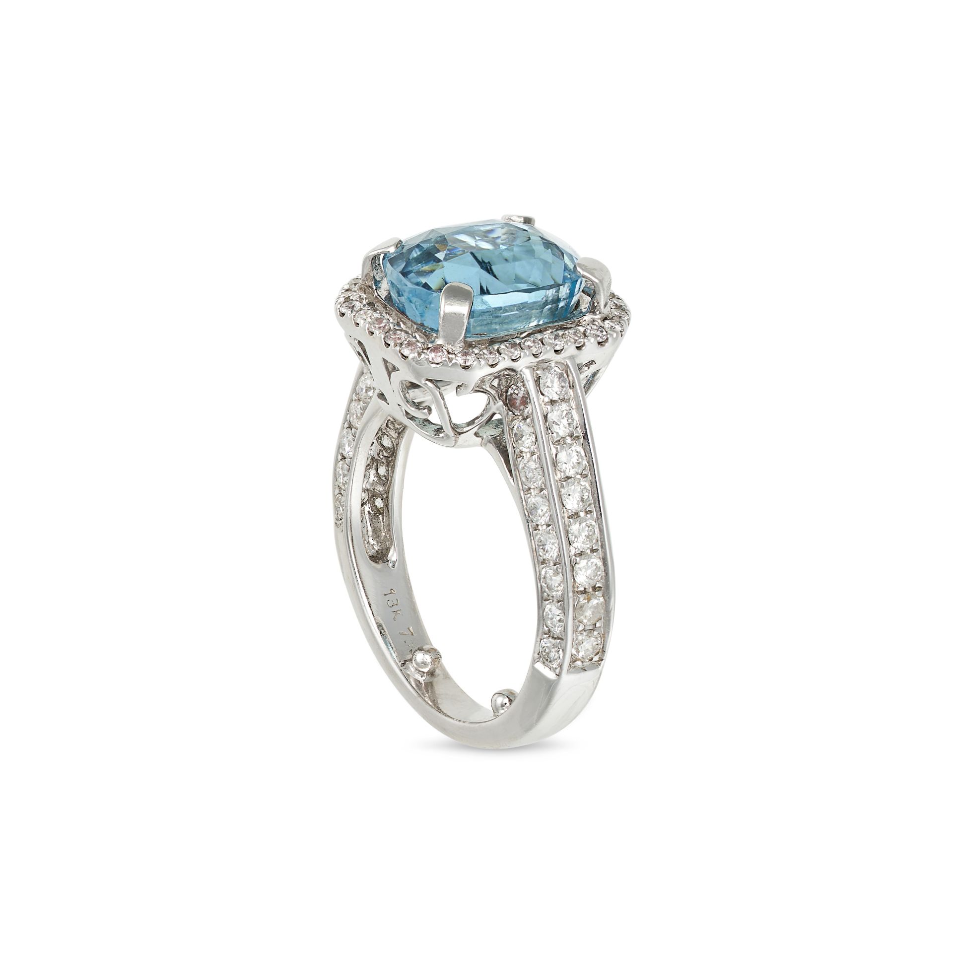 AN AQUAMARINE AND DIAMOND DRESS RING in 18ct white gold, set with an oval cut aquamarine of appro... - Bild 2 aus 2