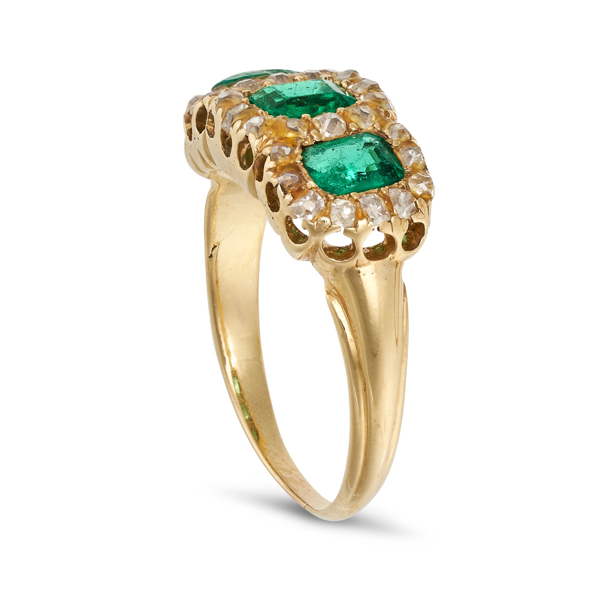 AN ANTIQUE EMERALD AND DIAMOND CLUSTER RING in yellow gold, set with three octagonal step cut eme... - Bild 2 aus 2