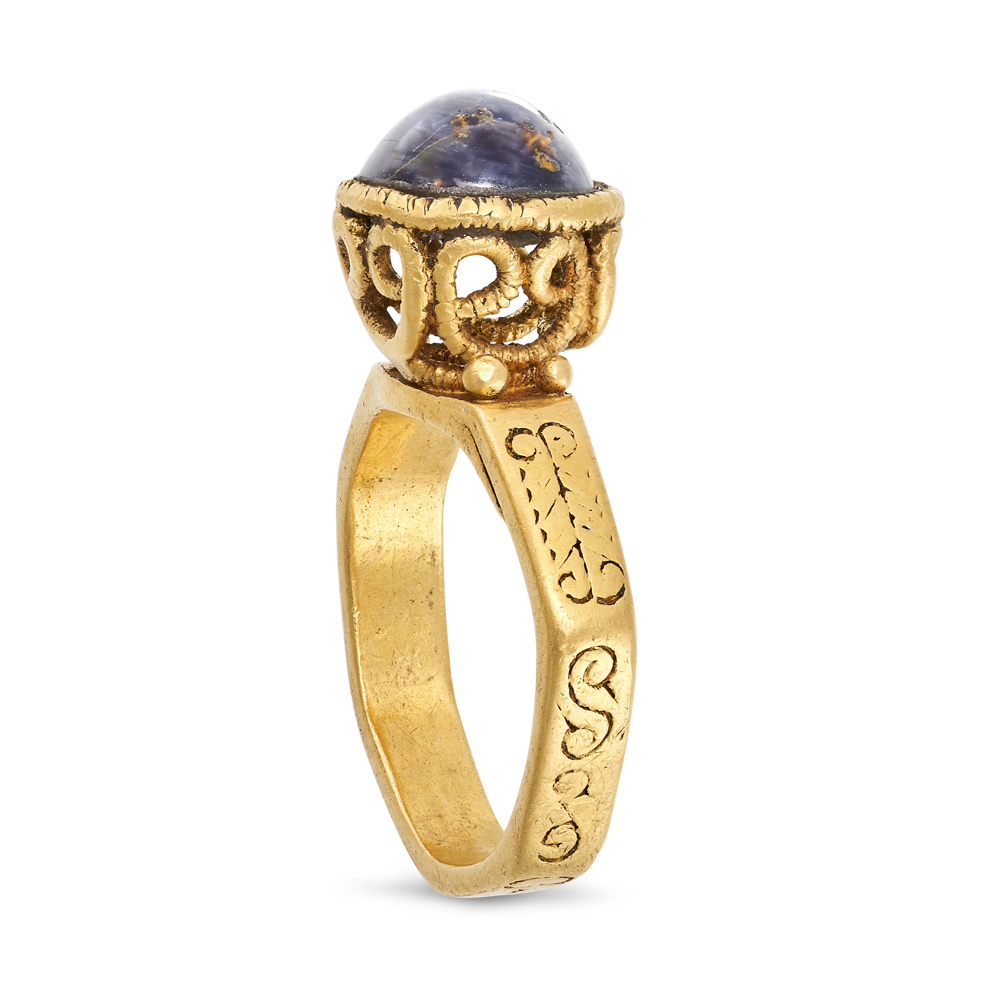 AN ANTIQUE STAR SAPPHIRE RING in yellow gold, in Byzantine style set with a round cabochon star s... - Image 2 of 2