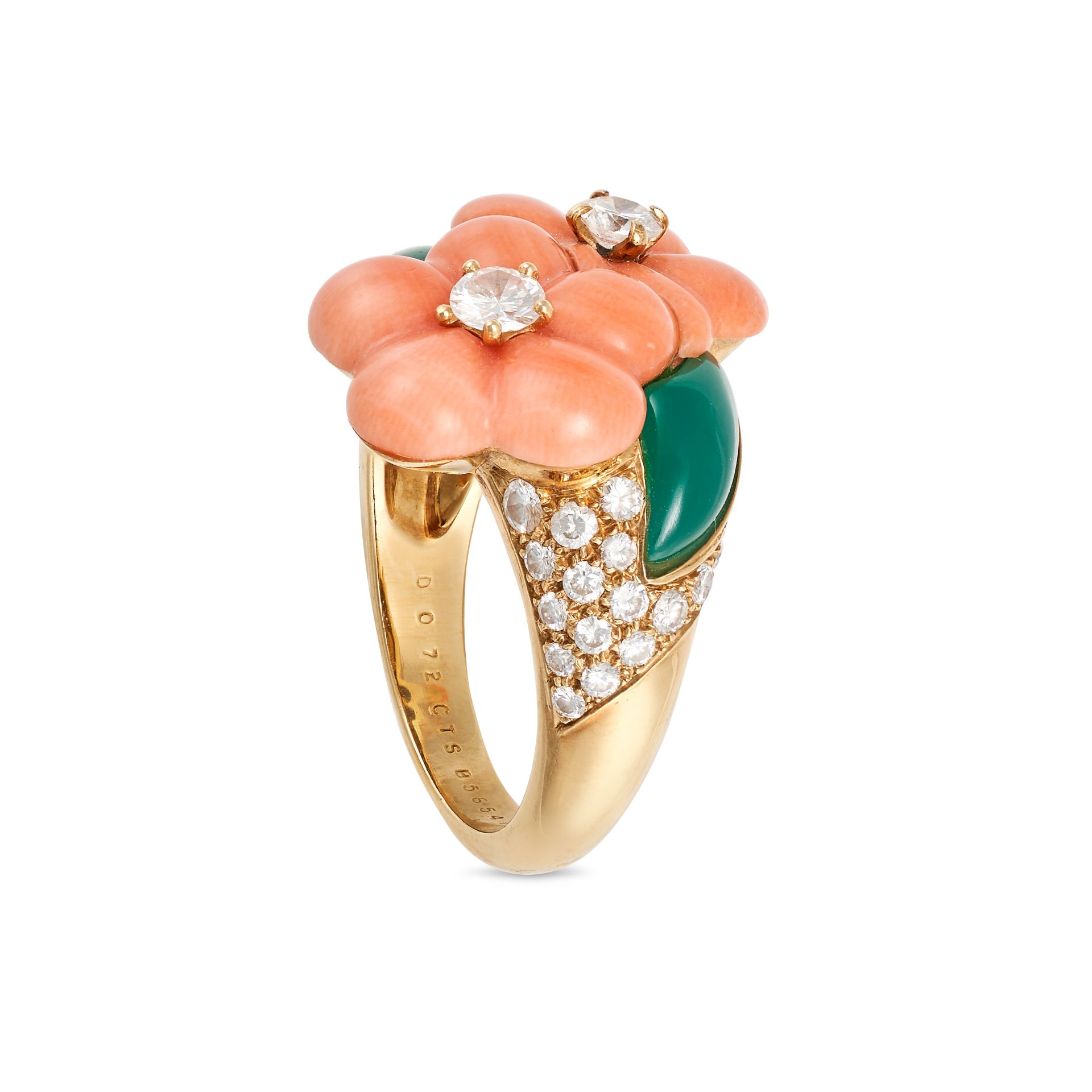 VAN CLEEF & ARPELS, A VINTAGE CORAL, CHRYSOPRASE AND DIAMOND FLOWER RING in 18ct yellow gold, com... - Bild 2 aus 2