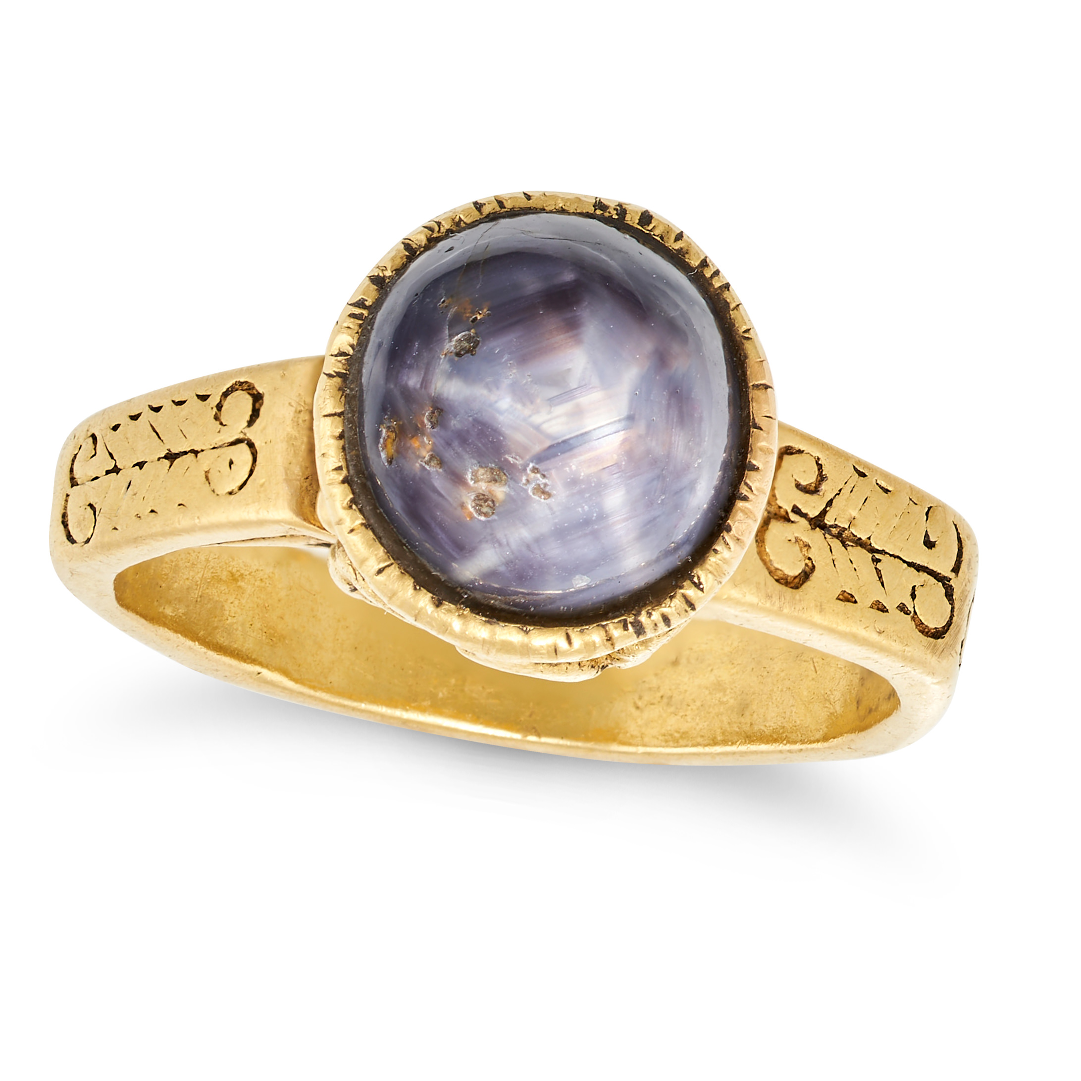 AN ANTIQUE STAR SAPPHIRE RING in yellow gold, in Byzantine style set with a round cabochon star s...