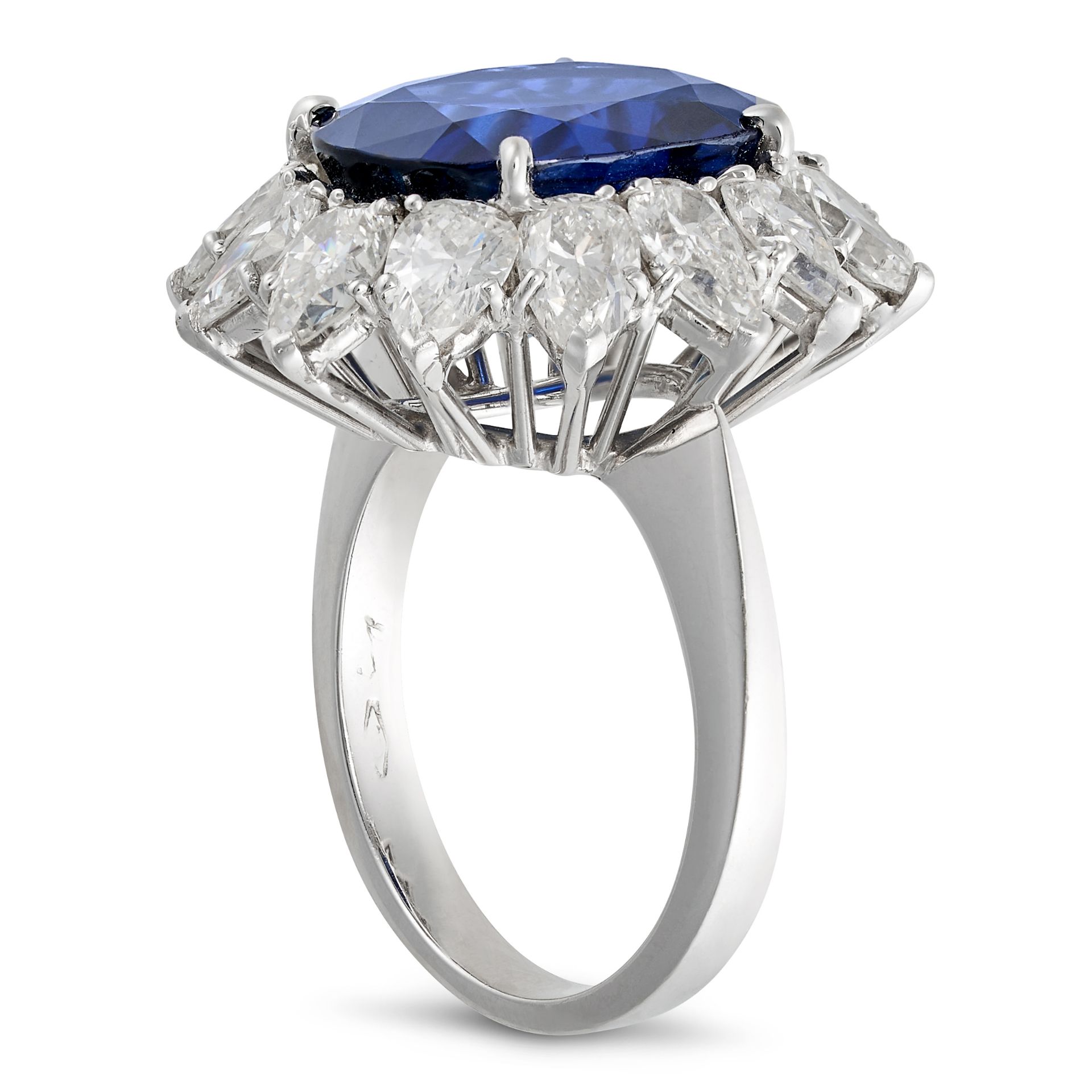 A FINE UNHEATED SAPPHIRE AND DIAMOND CLUSTER RING in 18ct white gold, set with a cushion cut sapp... - Bild 2 aus 2