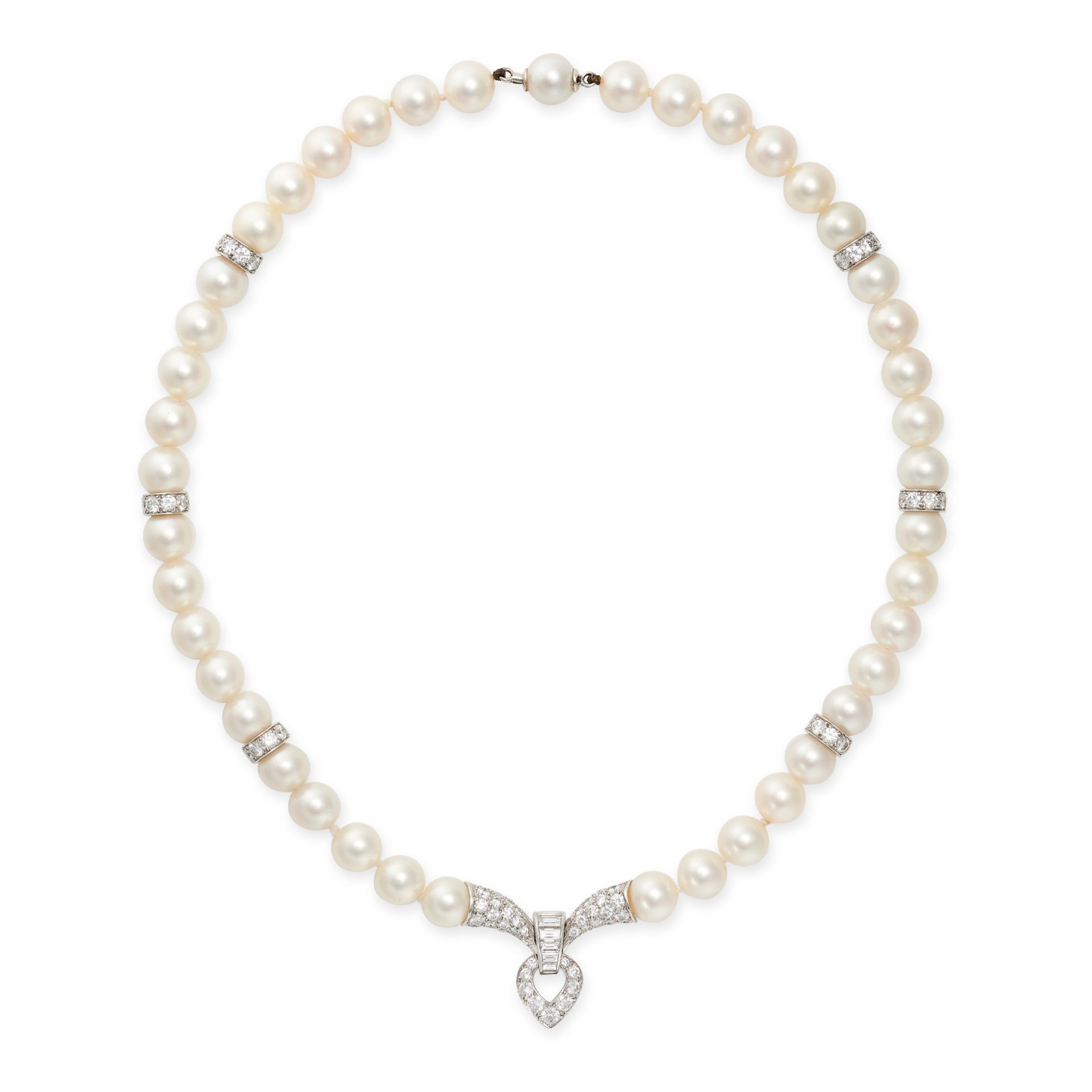 VAN CLEEF & ARPELS, A PEARL AND DIAMOND NECKLACE in platinum, comprising a row of pearls accented... - Bild 2 aus 2