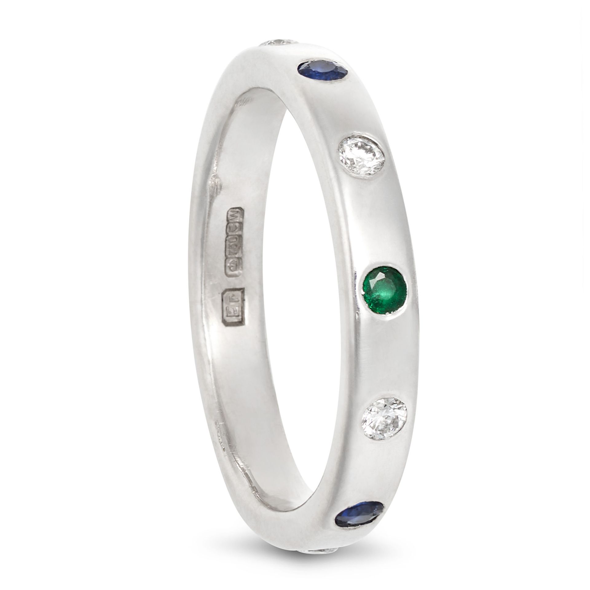 AN EMERALD, SAPPHIRE AND DIAMOND ETERNITY RING in 18ct white gold, set throughout with alternatin... - Bild 2 aus 2