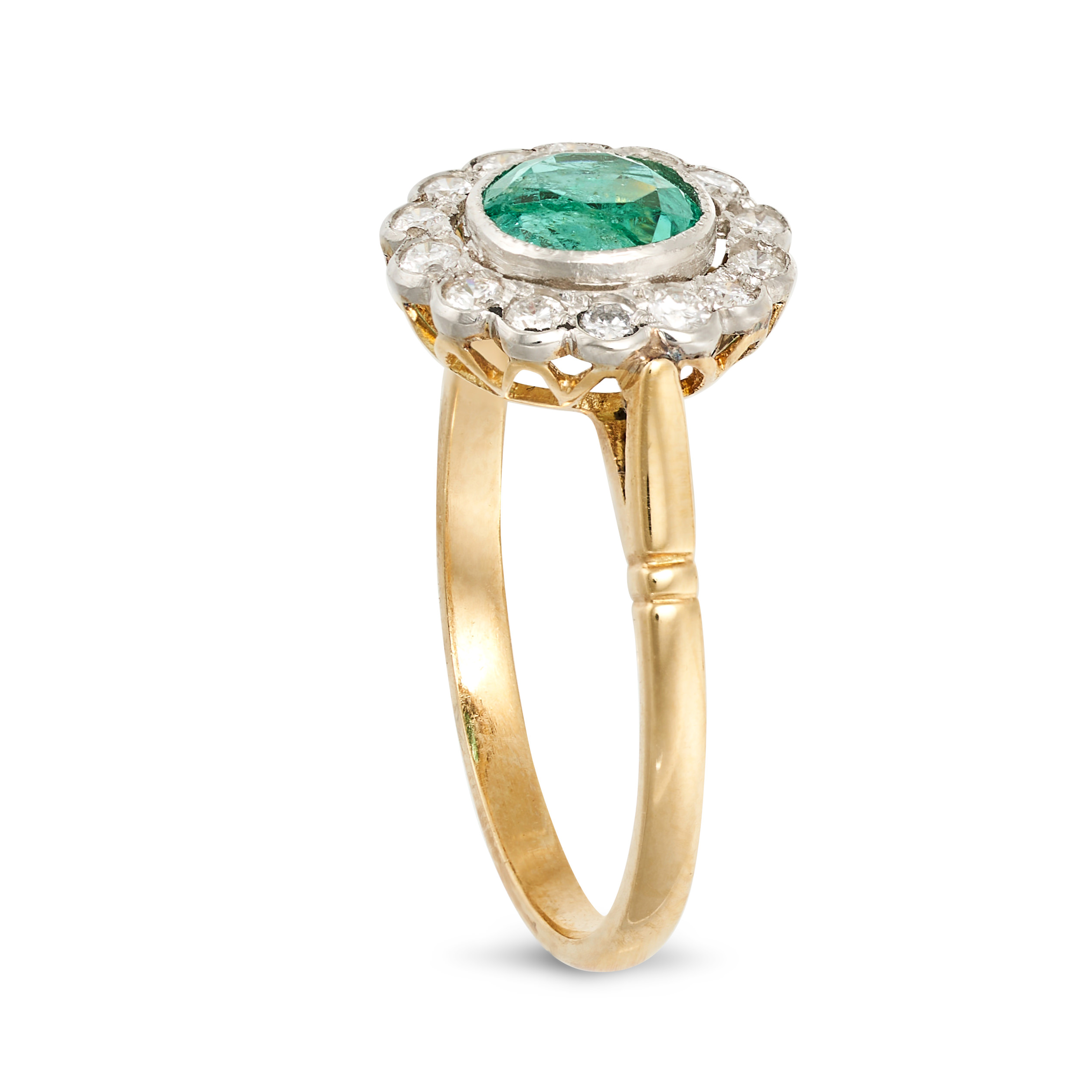 NO RESERVE - AN EMERALD AND DIAMOND CLUSTER RING in yellow and white gold, set with a round cut e... - Image 2 of 2