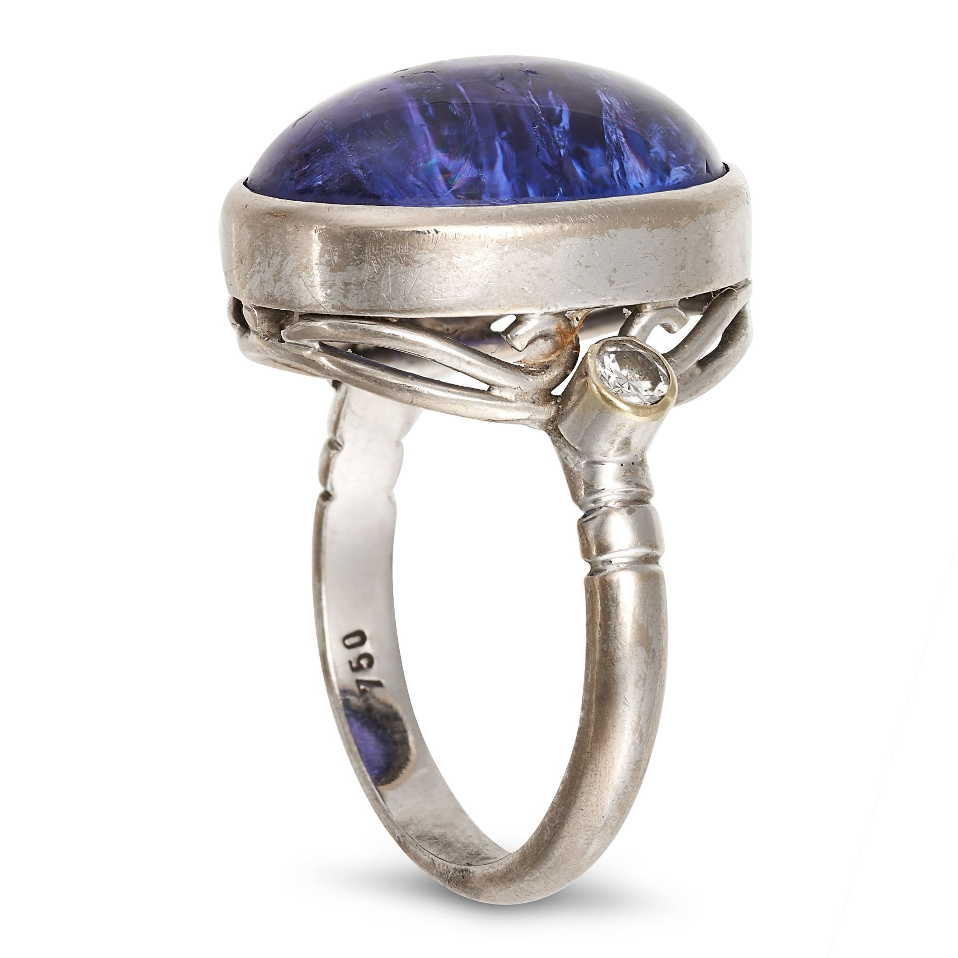 A TANZANITE AND DIAMOND RING in 18ct white gold, set with a cabochon tanzanite of approximately 1... - Bild 2 aus 2
