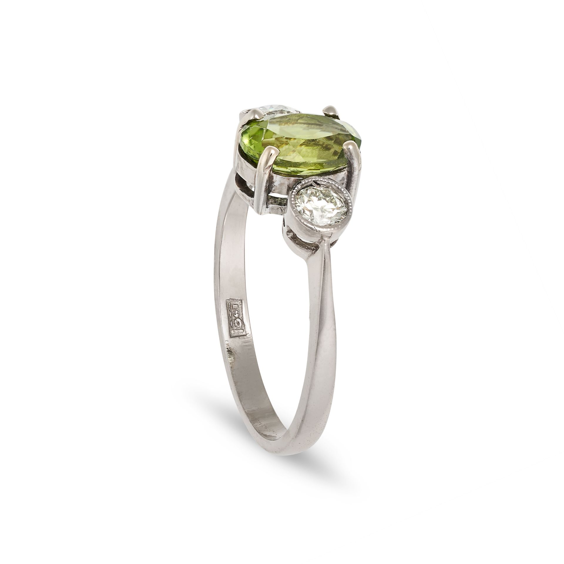 A PERIDOT AND DIAMOND THREE STONE RING in 18ct white gold, set with an oval cut peridot of approx... - Bild 2 aus 2