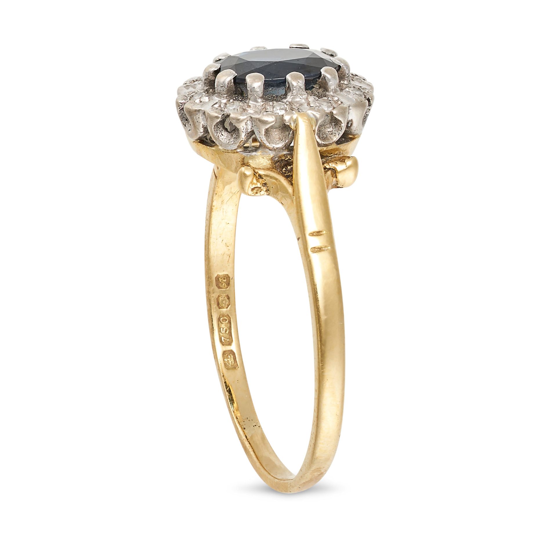 NO RESERVE - A SAPPHIRE AND DIAMOND CLUSTER RING in 18ct yellow gold, set with an oval cut sapphi... - Bild 2 aus 2