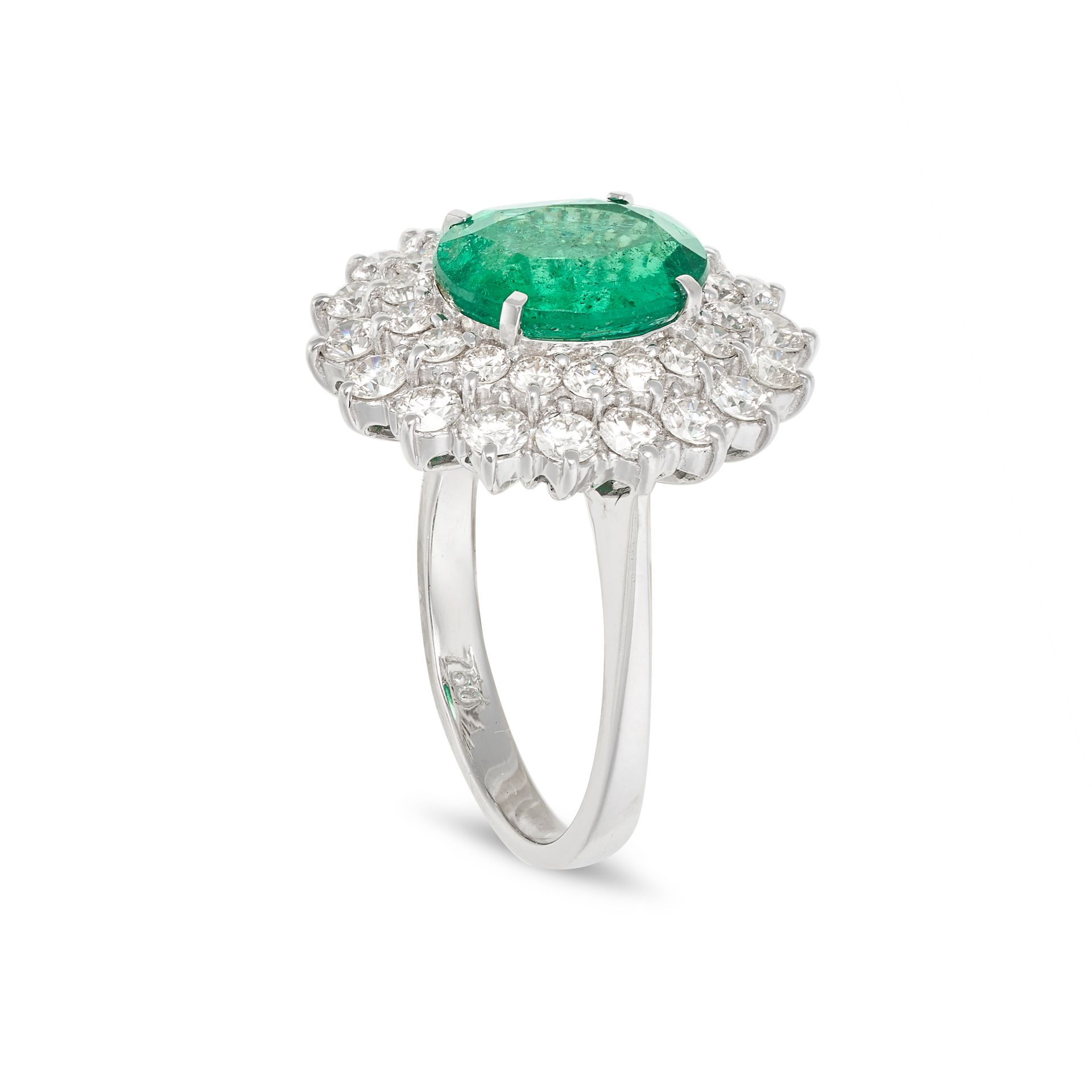 AN EMERALD AND DIAMOND CLUSTER RING in 18ct white gold, set with an oval cut emerald of 2.49 cara... - Bild 2 aus 2