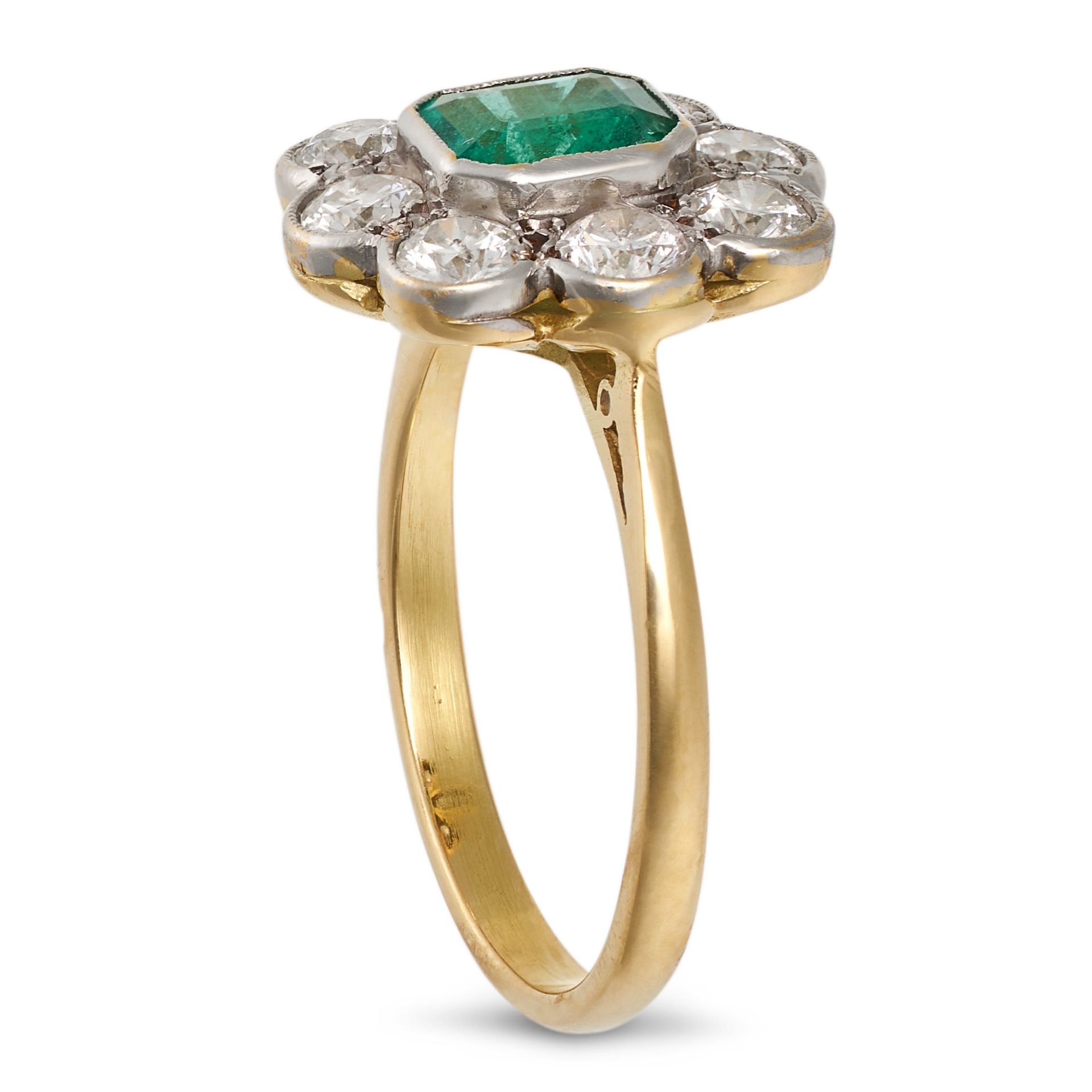 AN EMERALD AND DIAMOND CLUSTER RING in yellow gold, set with an octagonal step cut emerald of app... - Image 2 of 2