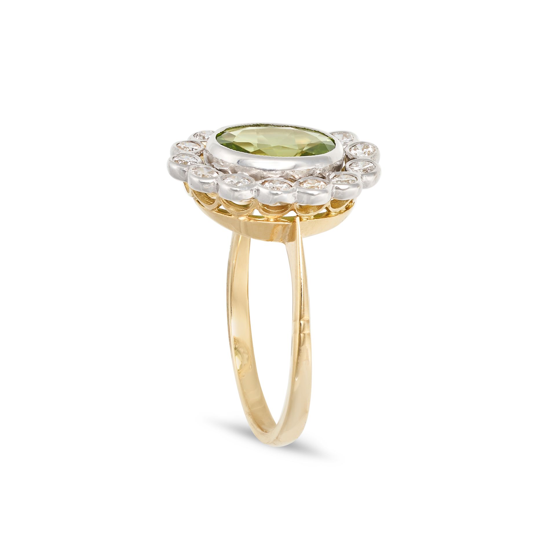 A PERIDOT AND DIAMOND CLUSTER RING in 18ct yellow gold, set with an oval cut peridot of approxima... - Bild 2 aus 2