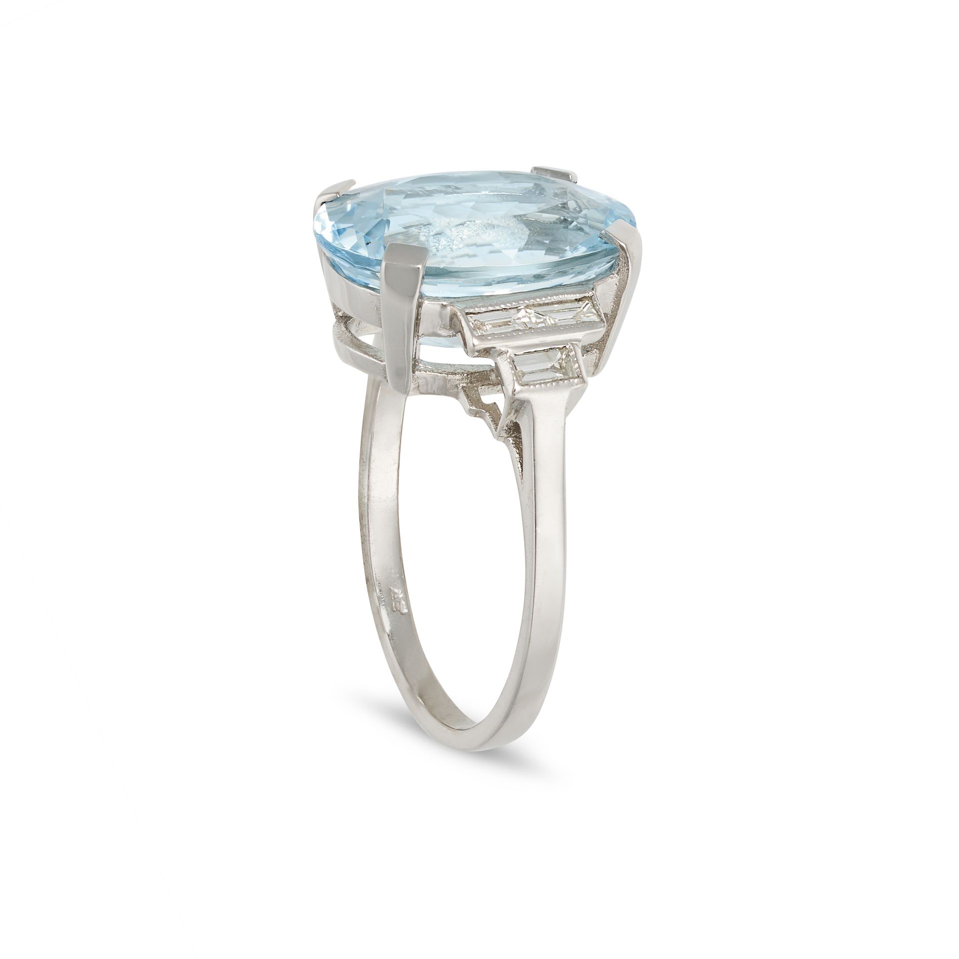 AN AQUAMARINE AND DIAMOND RING set with an oval cut aquamarine of approximately 6.65 carats, the ... - Bild 2 aus 2